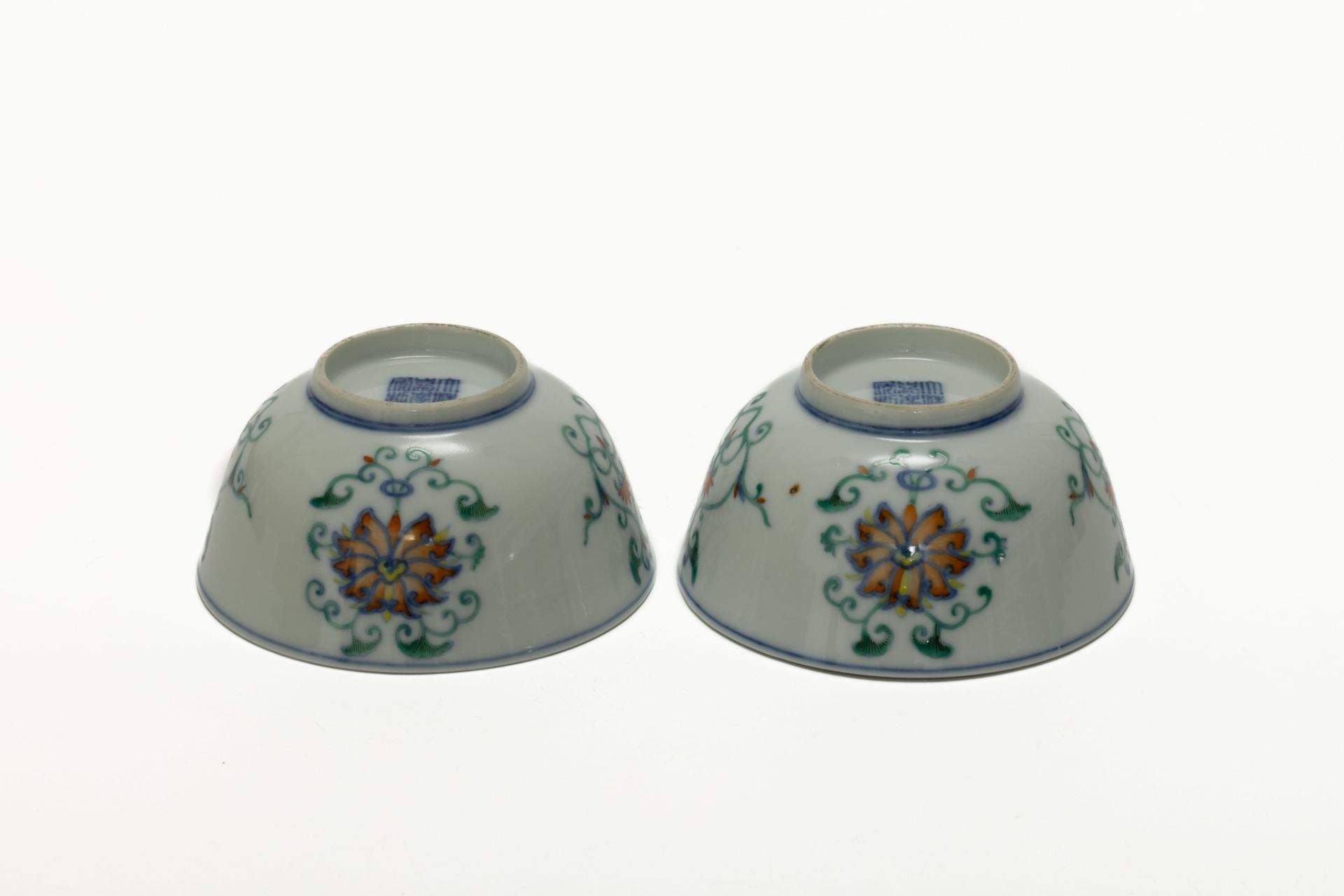 Paire de bol en porcelaine blanche, décoré en émaux polychrome sur la couverte de motifs floraux - Image 4 of 8