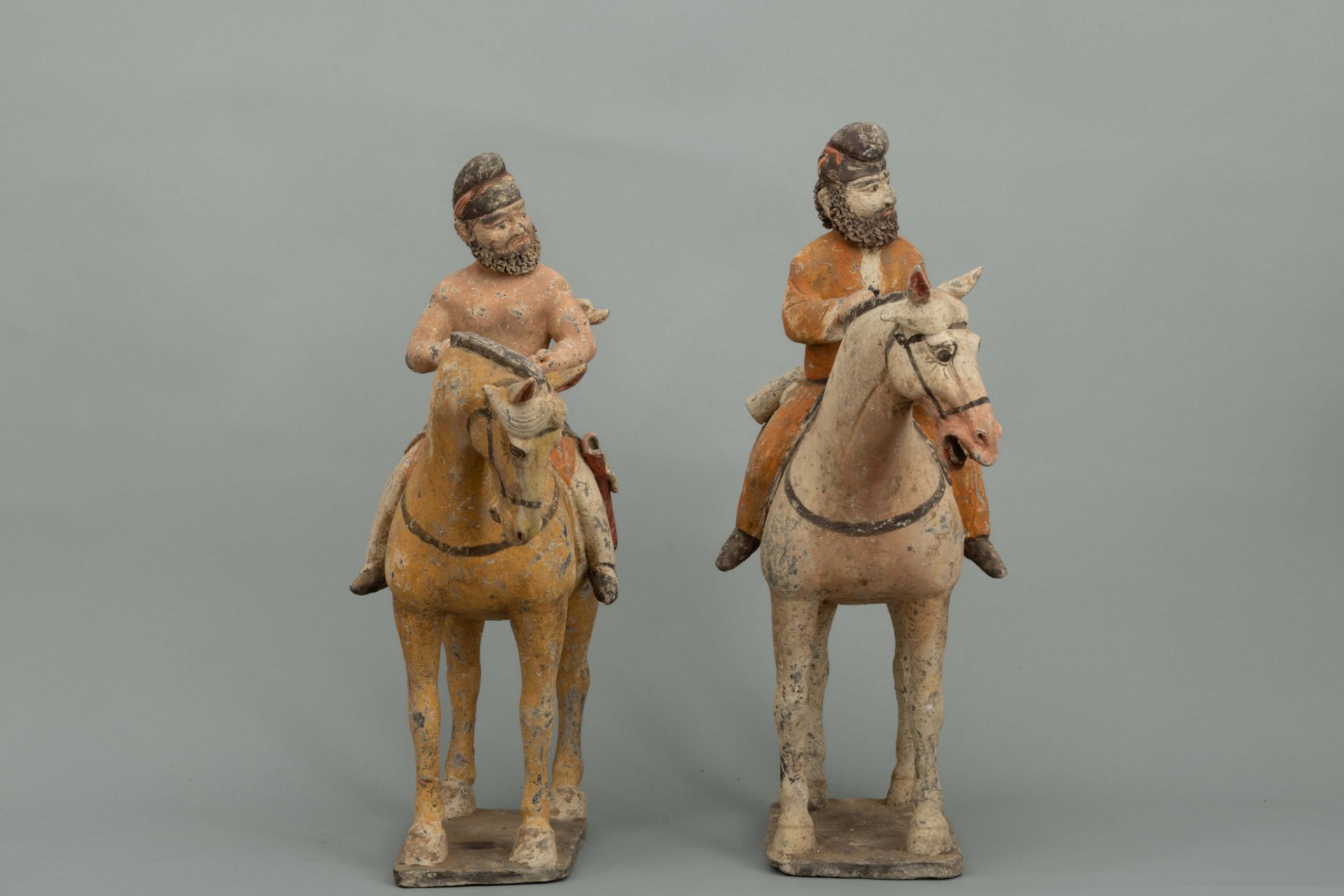 Paire de cavaliers Perse sur la route de la soie, chevauchant leur montures à l’arrêt les quatre - Image 8 of 11