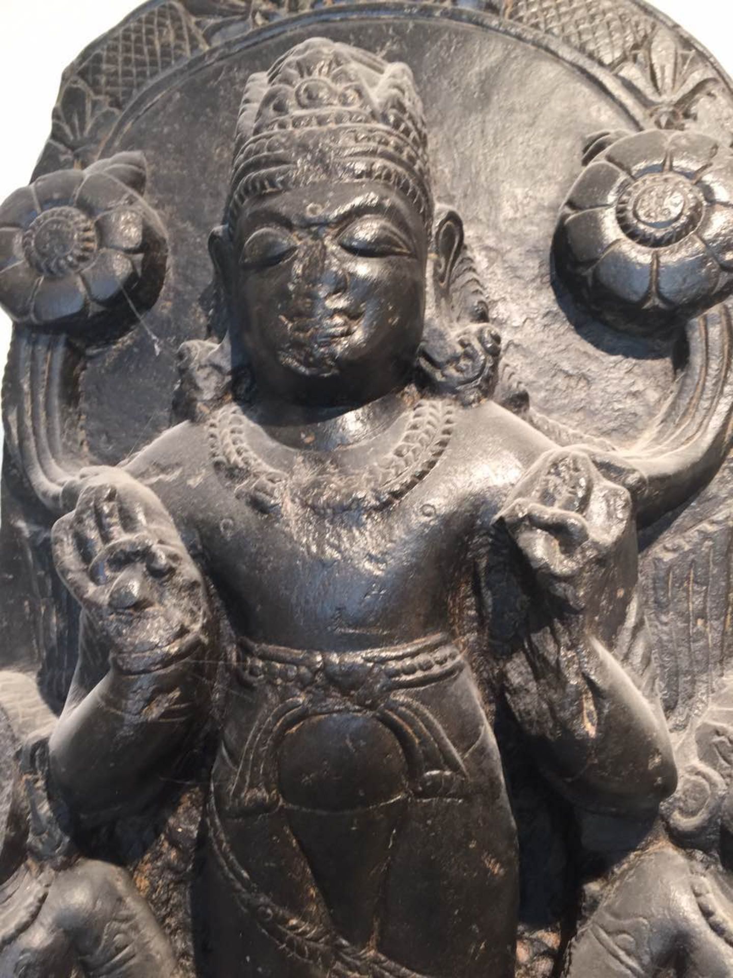 Stèle Surya illustrant le Dieu solaire figuré debout sur son char tiré par les sept chevaux et - Bild 6 aus 10