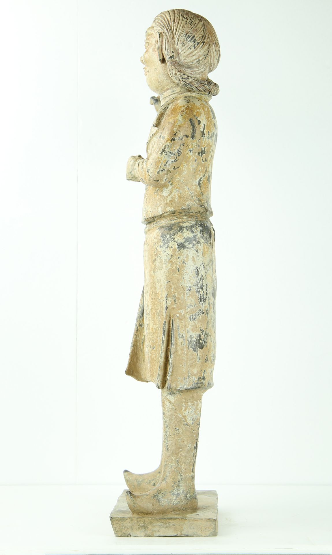 Palfrenier Perse vêtu d'une longue tunique, d'un pantalon et de bottines, faisant le geste de - Bild 7 aus 10