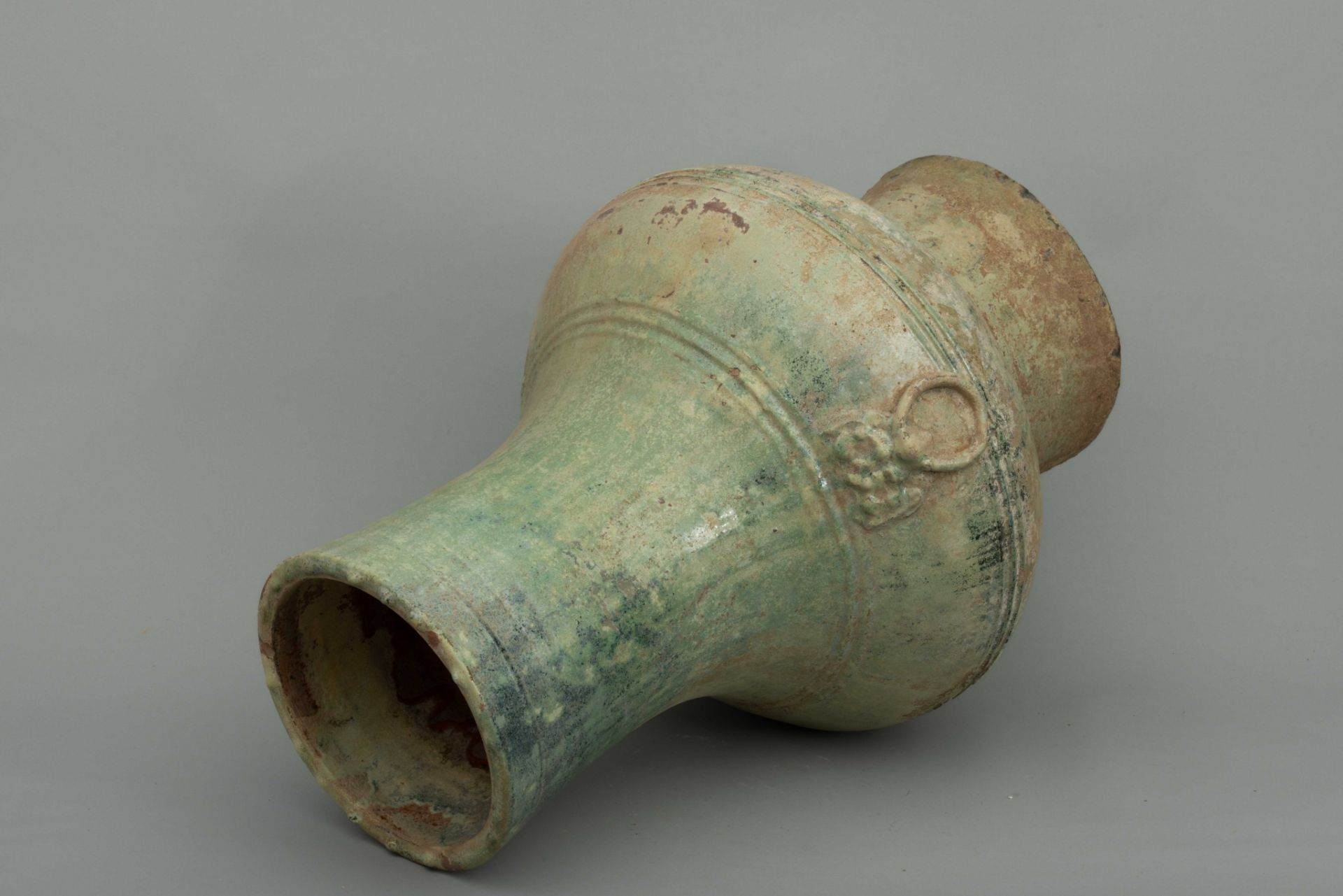 Vase Hu, offrande funéraire en terre cuite à glaçure monochrome verte imitant la couleur du bronze - Bild 5 aus 6