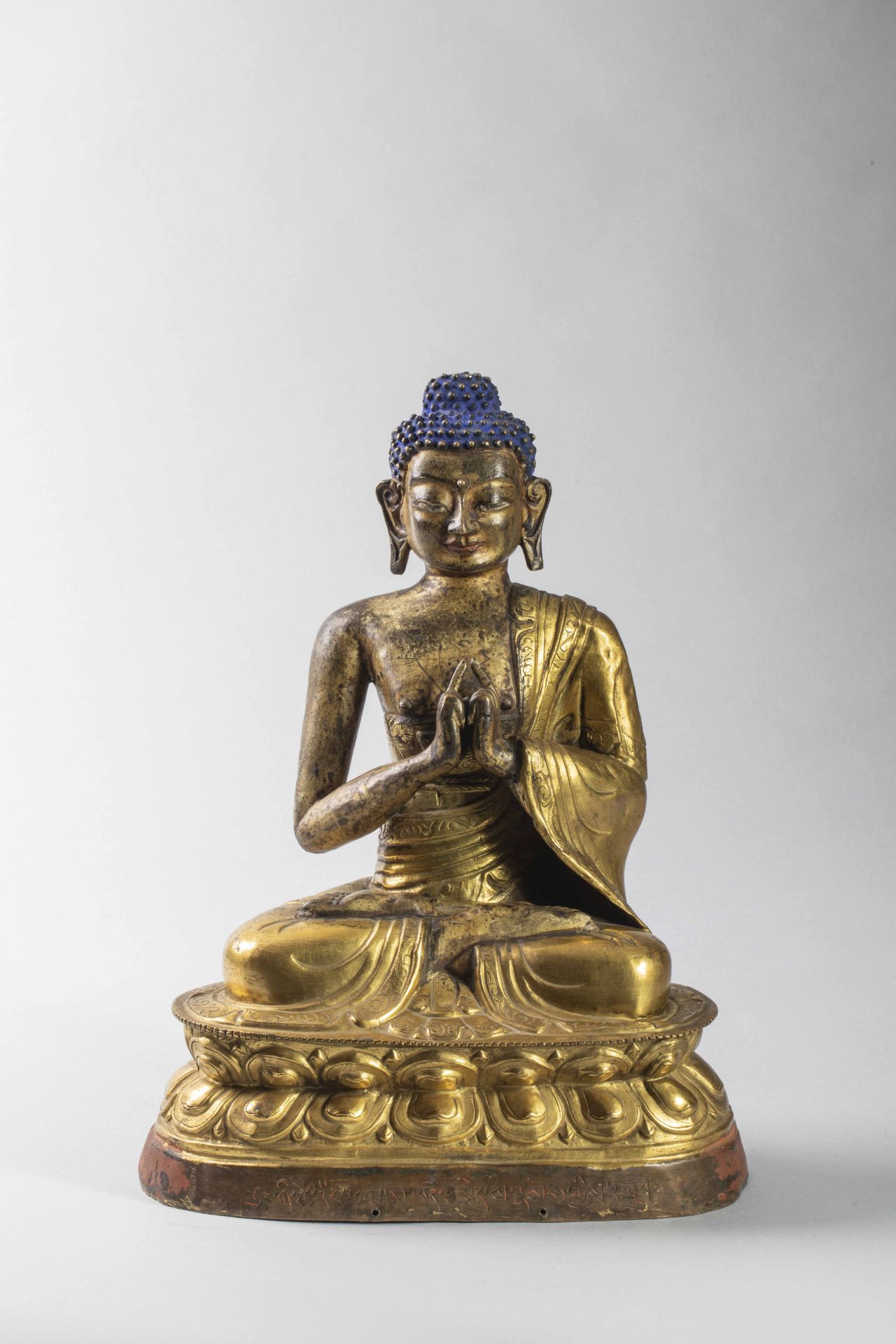 Buddha Amitabha assis en méditation sur un socle lotiforme , vêtu de la robe monastique