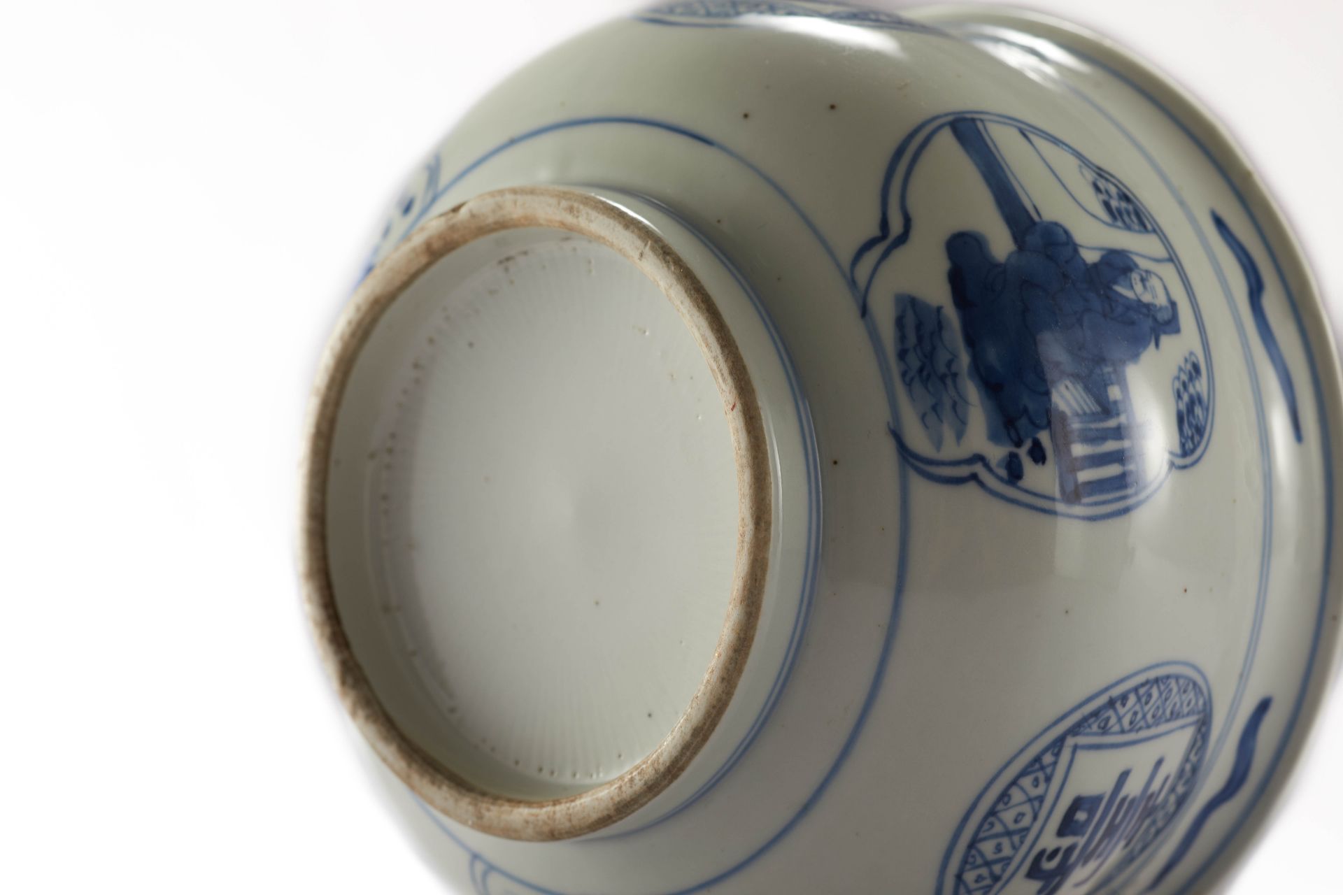 Brûle parfum en porcelaine blanche décoré en bleu cobalt sous couverte de sages taoïstes et - Image 3 of 4