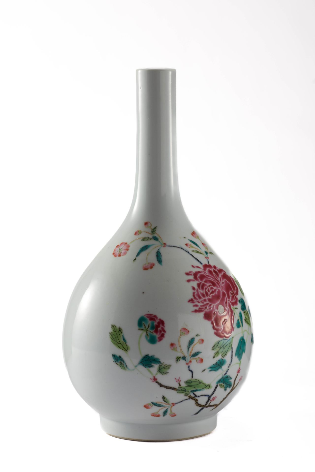 Vase flacon en porcelaine de la famille rose décoré en émaux polychromes sur la couverte de bouquets