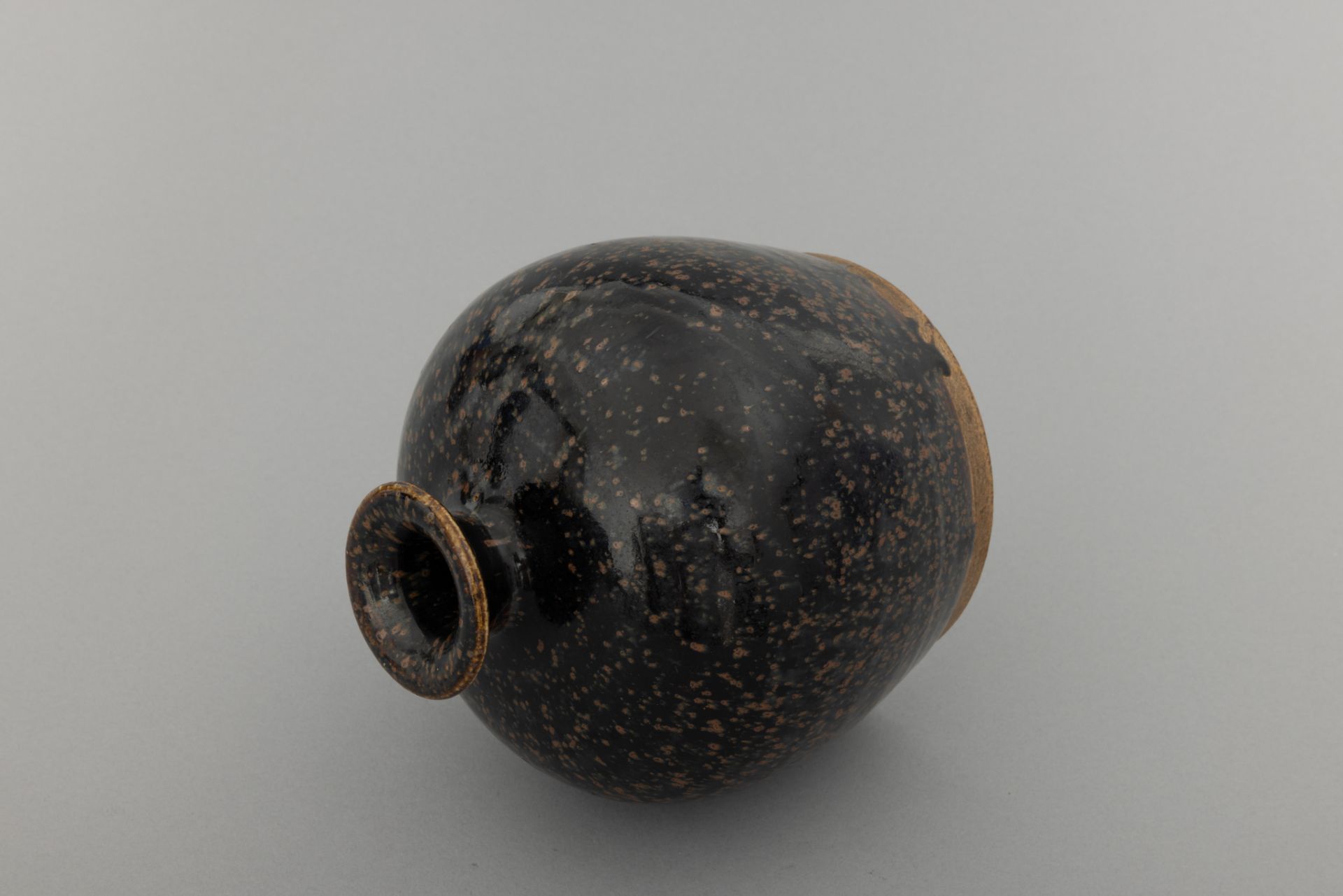 Flacon à large panse, épaulement arrondi, petit col évasé en porcelaine à glaçure monochrome noire - Bild 5 aus 7