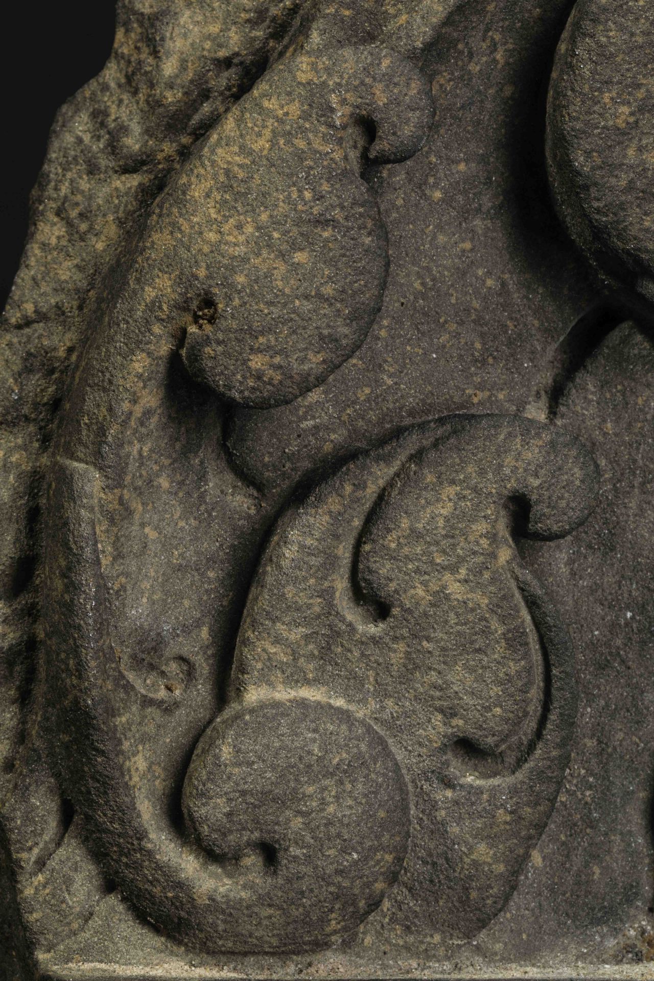 Haut relief de sanctuaire illustrant Viçvakarman, Vishnu sous la forme du grand bâtisseur de l' - Bild 3 aus 4