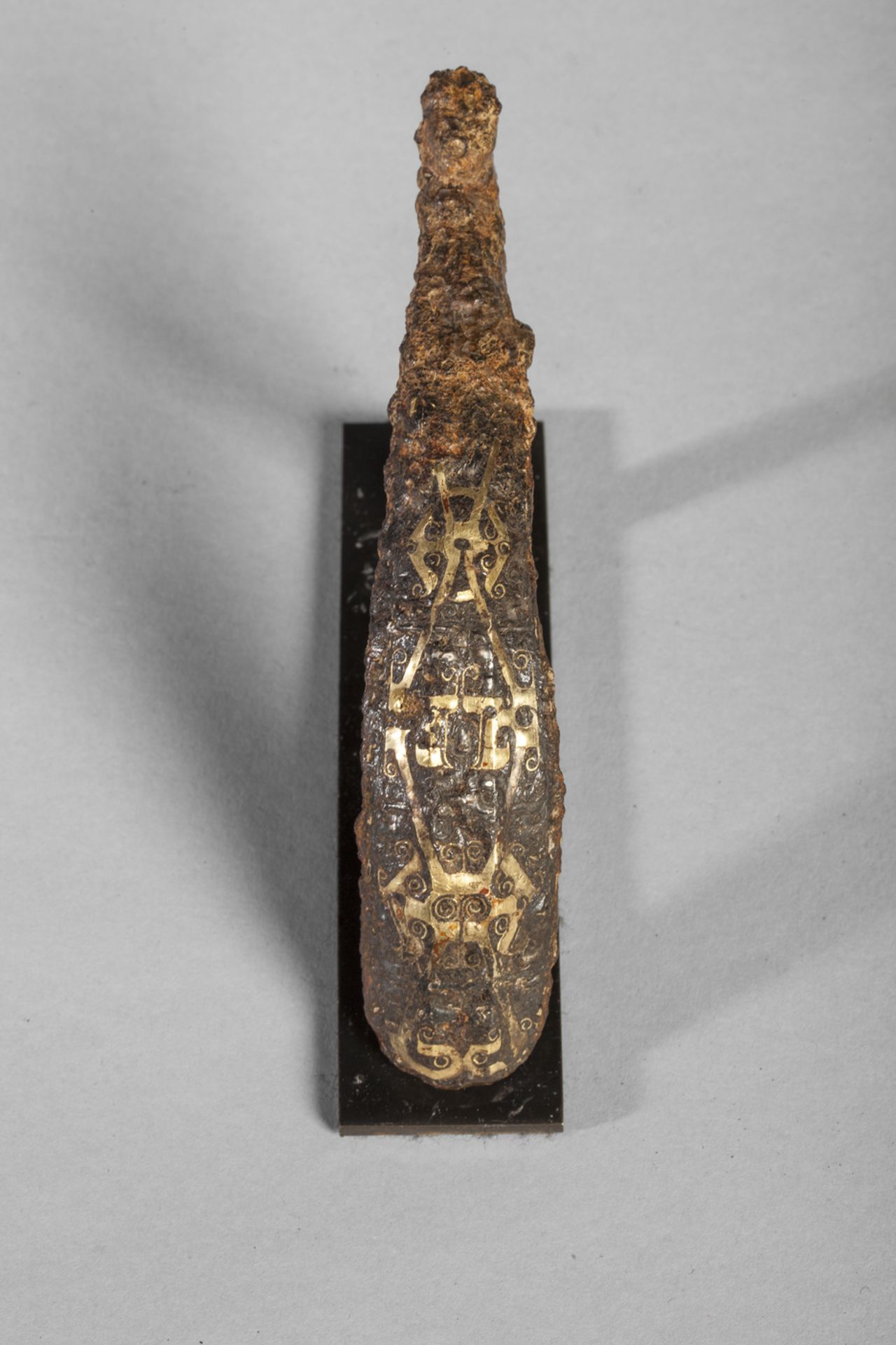 Fibule d'attache de vêtement à tête de chimères Bronze à patine de fouille incrusté d'or à motifs