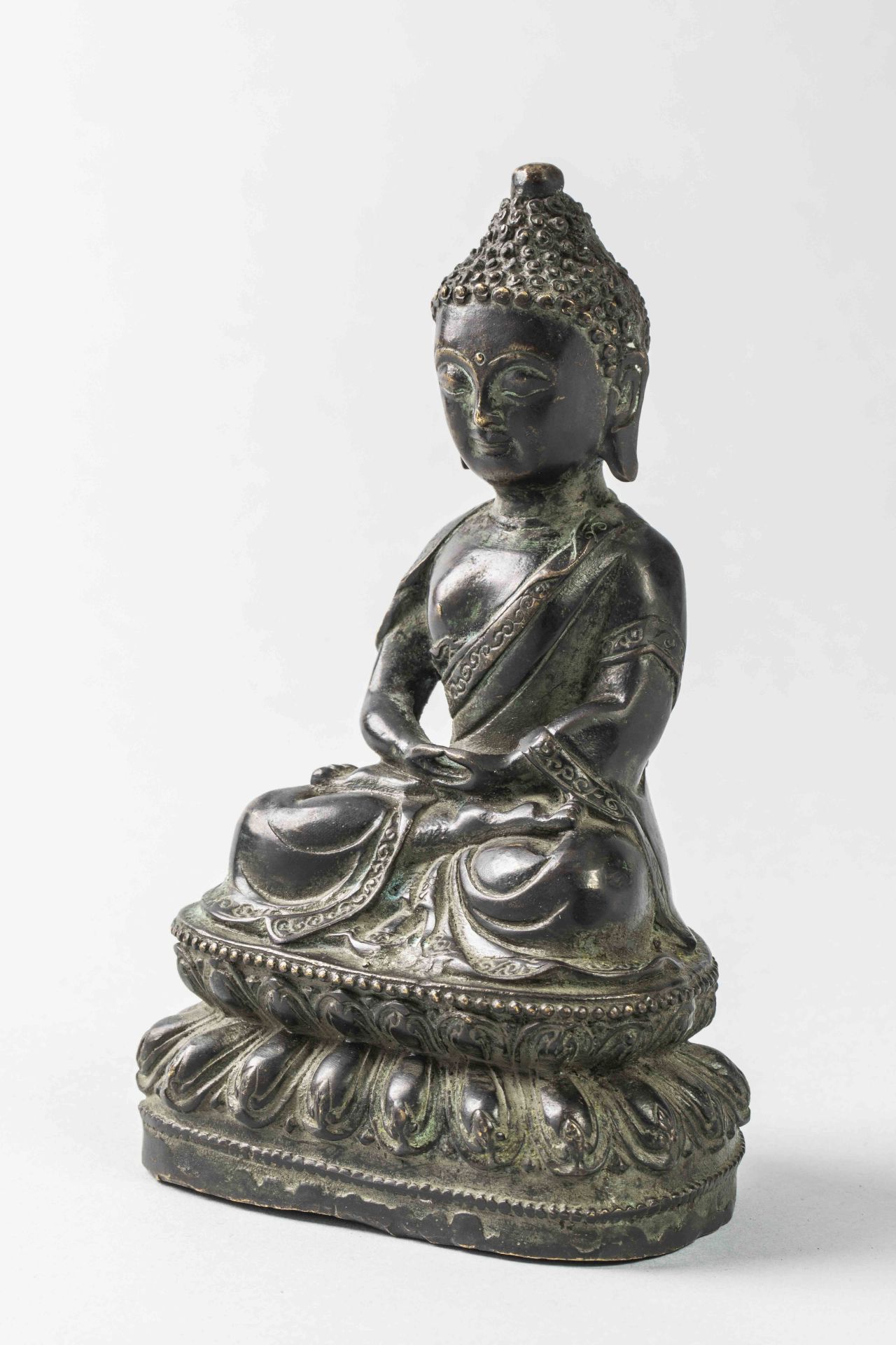 Buddha Amitayus assis sur un socle lotiforme en méditation, les deux mains en offrande, vêtue de - Image 2 of 4