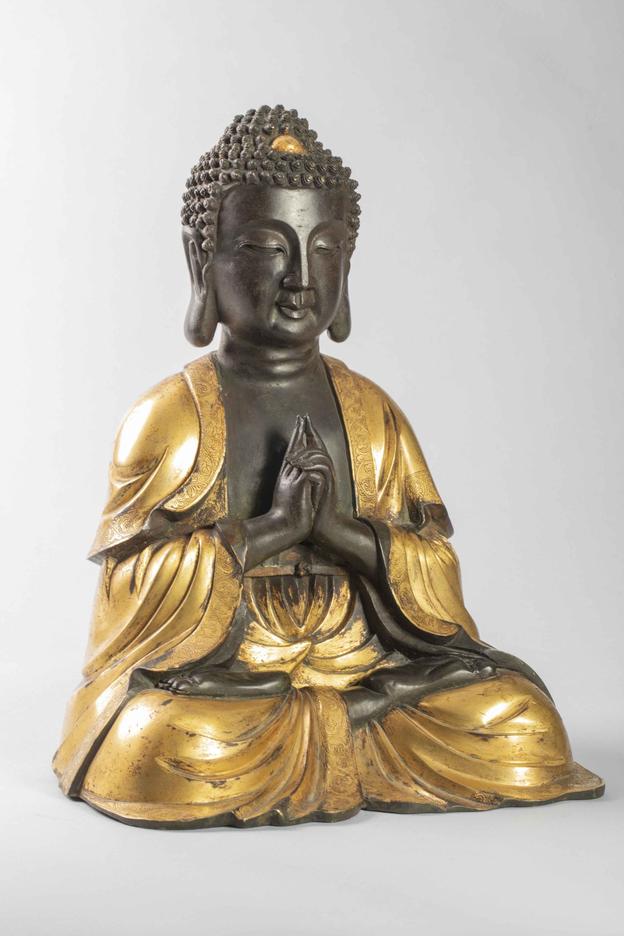 Buddha Amida ainsi en méditation, vêtue d’une robe monastique plissé lui couvrant les deux - Image 2 of 5