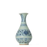 Vase en porcelaine blanche décorée en bleu cobalt sous couverte de frises horizontales, palmettes, «