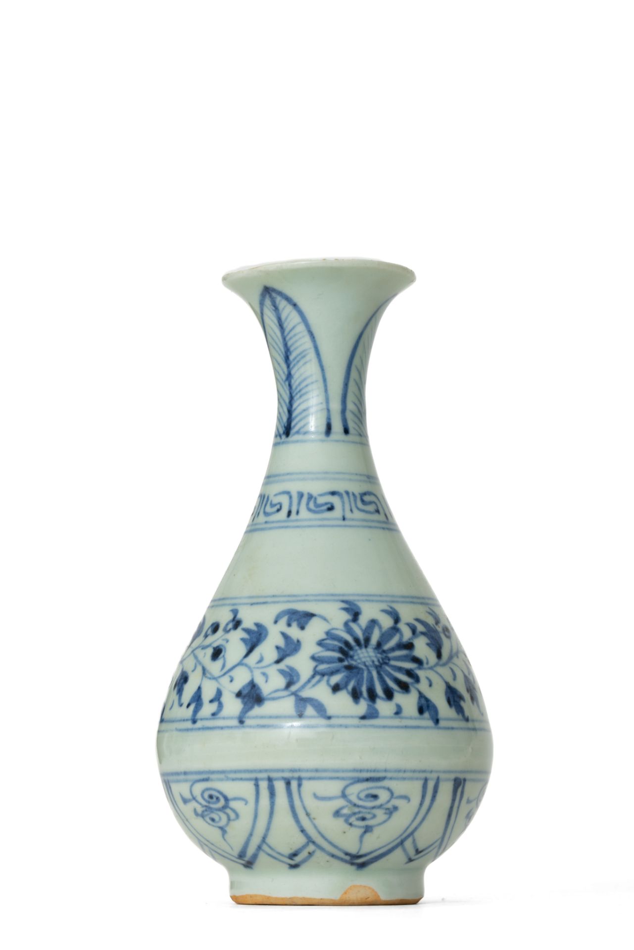 Vase en porcelaine blanche décorée en bleu cobalt sous couverte de frises horizontales, palmettes, «