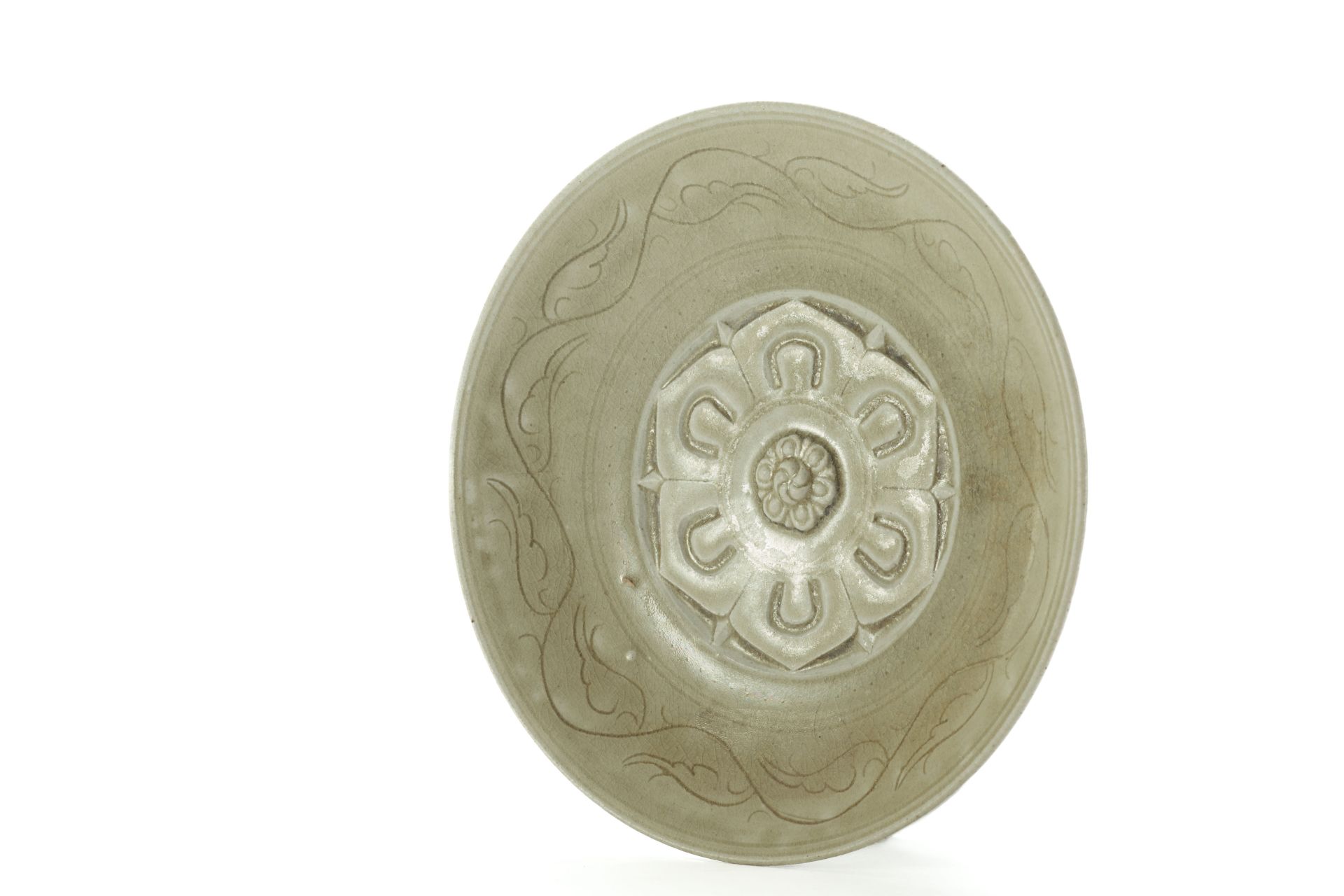 Coupelle en grès porcelaineux à décor de pétales de lotus en fond et guirlande sinueuse au marli, - Bild 3 aus 4