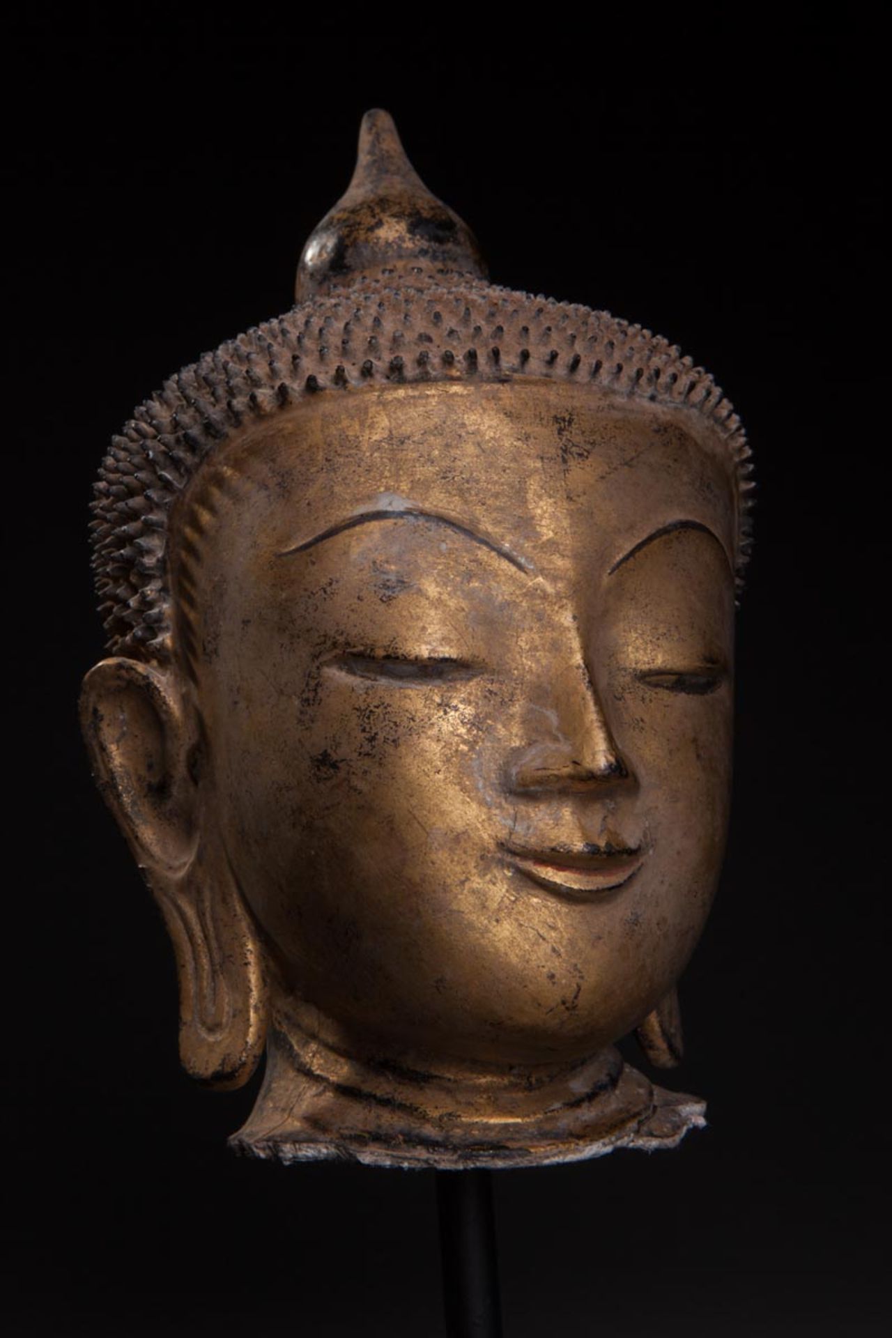 Tête de Buddha à l'expression sereine, la coiffure hérissée de bouclettes surmontée d'un rasmi - Bild 2 aus 4