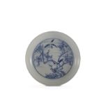 Assiette en porcelaine blanche décorée en bleu cobalt sous couverte d’une composition d’un couple de