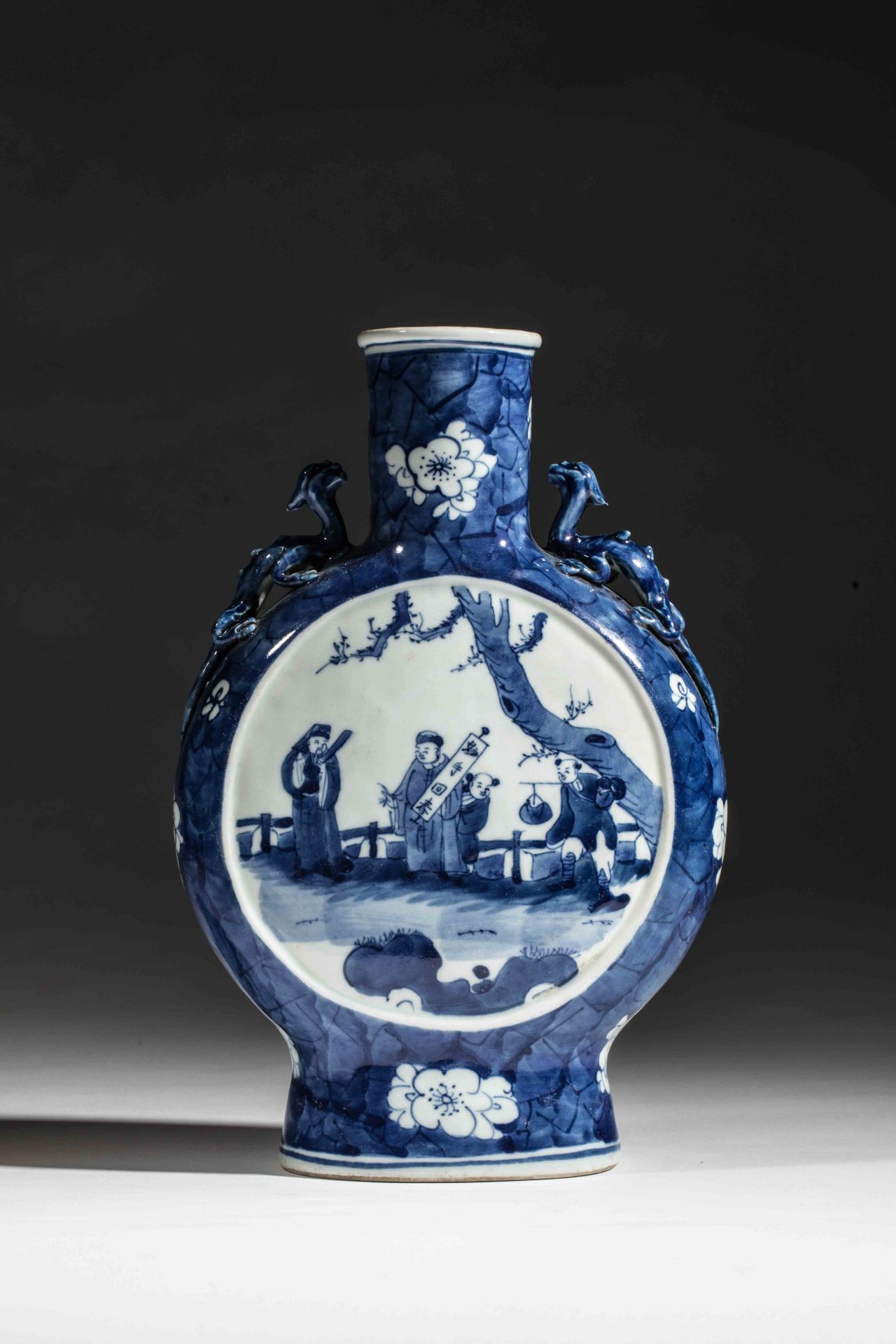 Vase gourde plate moulé à l'épaulement de deux dragons grimpants et décoré en réserve de personnages