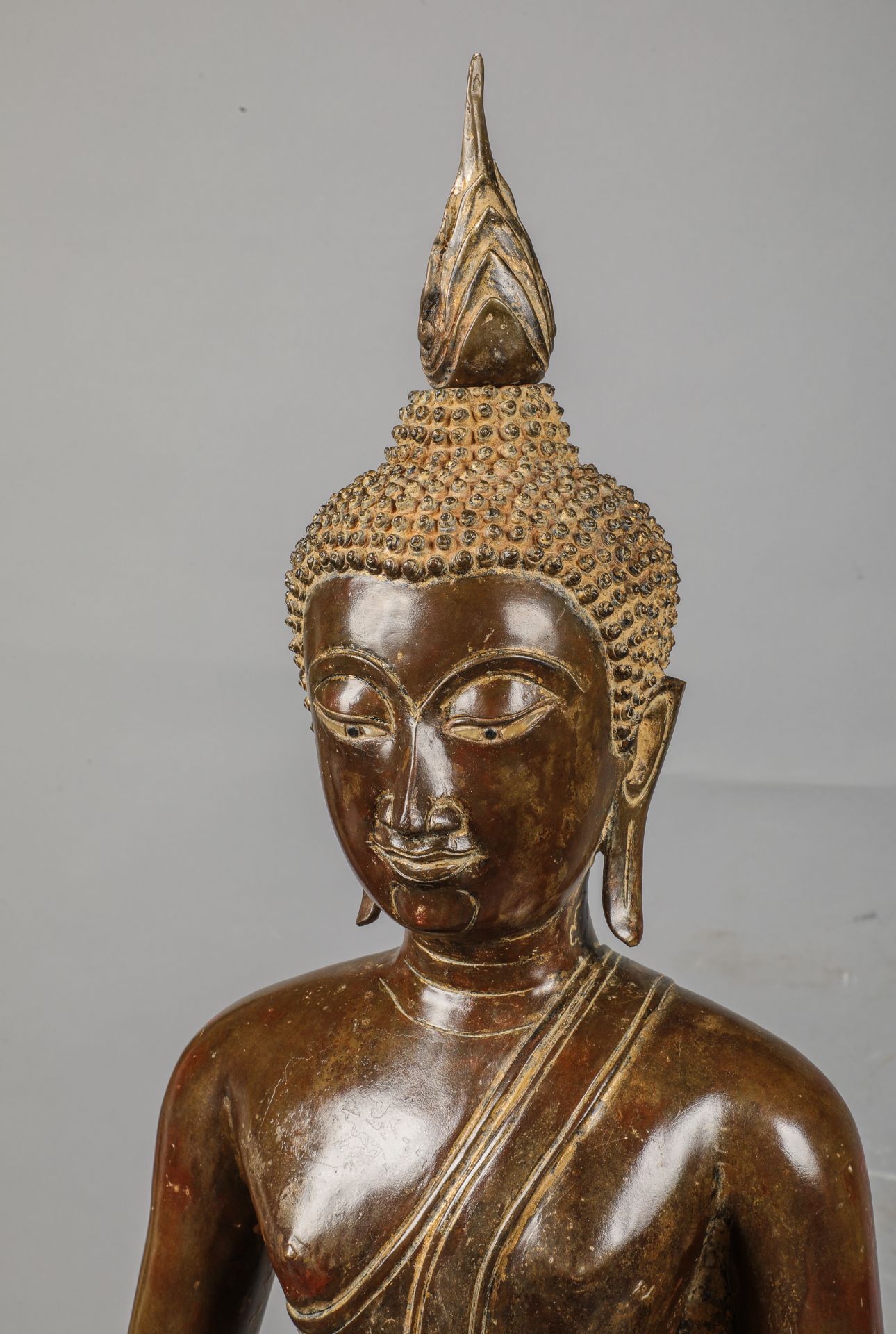 Buddha Maravijaya assis sur un haut socle tripode, en Dyana Asana , la main droite en Bhumisparsha - Bild 3 aus 4