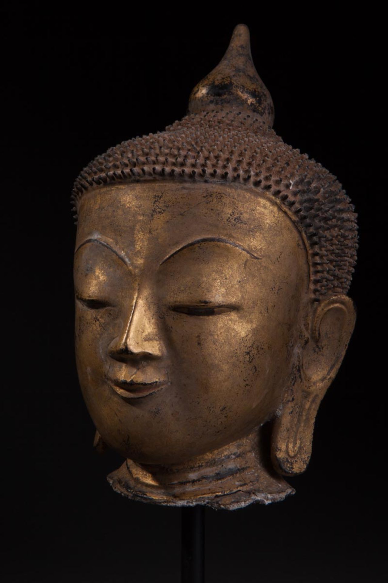 Tête de Buddha à l'expression sereine, la coiffure hérissée de bouclettes surmontée d'un rasmi - Bild 3 aus 4
