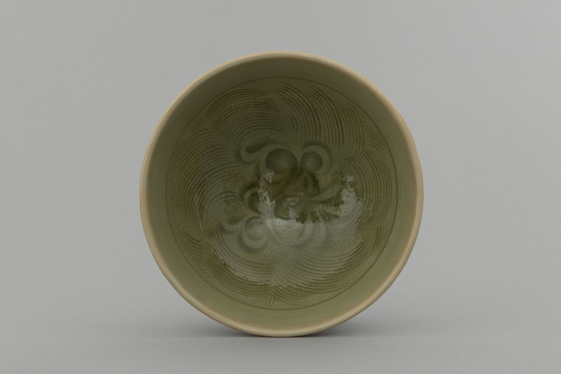 Coupe creuse « YaoZhou » en porcelaine vert céladon à décors intérieur « peigne » et floral au - Image 2 of 7