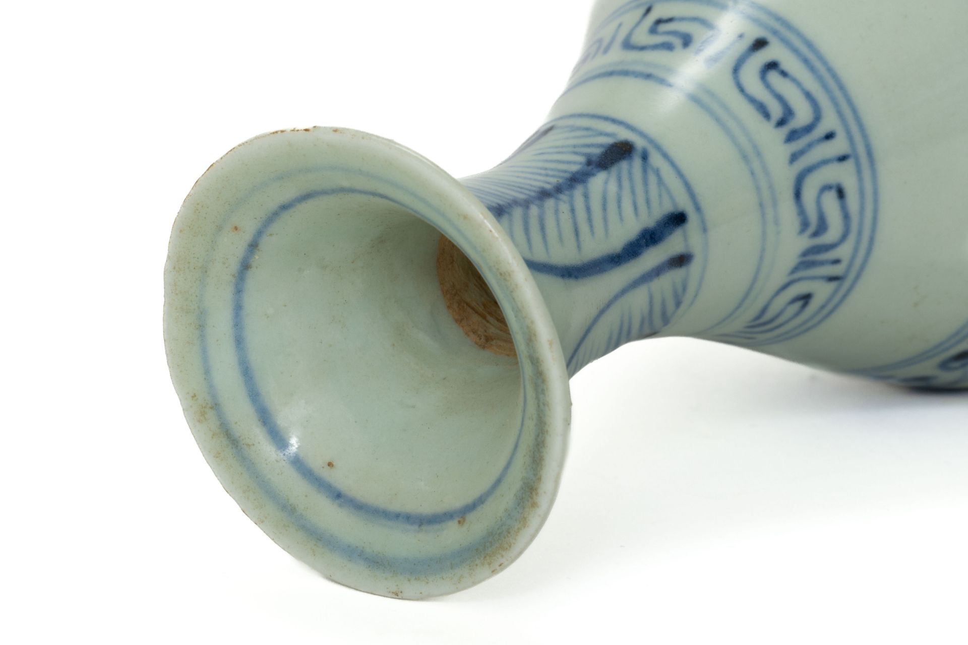 Vase en porcelaine blanche décorée en bleu cobalt sous couverte de frises horizontales, palmettes, « - Bild 4 aus 6