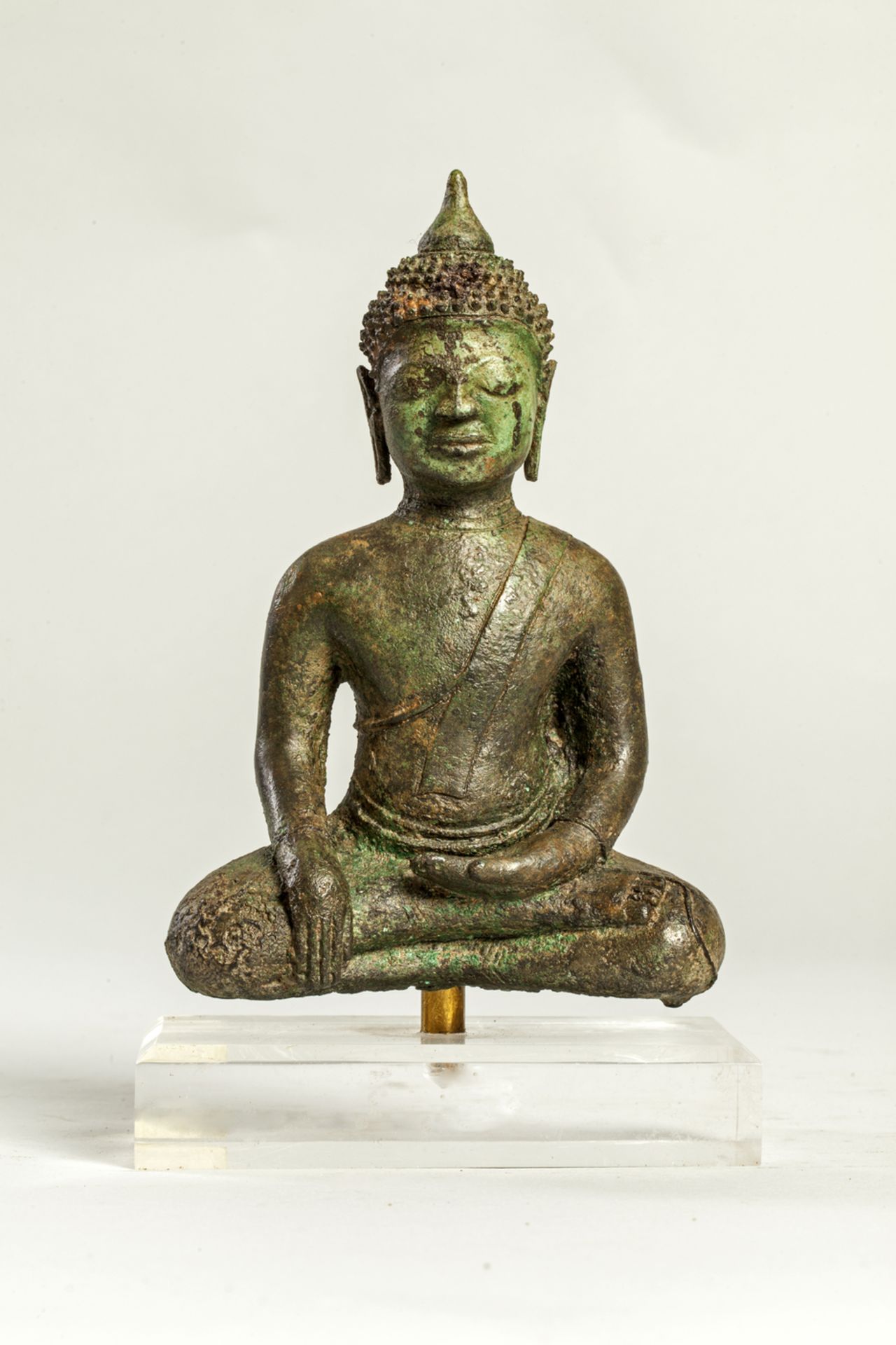 Buddha Maravijaya assis en virasana une main en bumishparshamudra coiffé de fines bouclettes