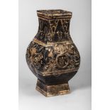 Vase quadrangulaire de forme Hu moulé à l'épaulement de deux masques de Tao Tié à anneaux Terre