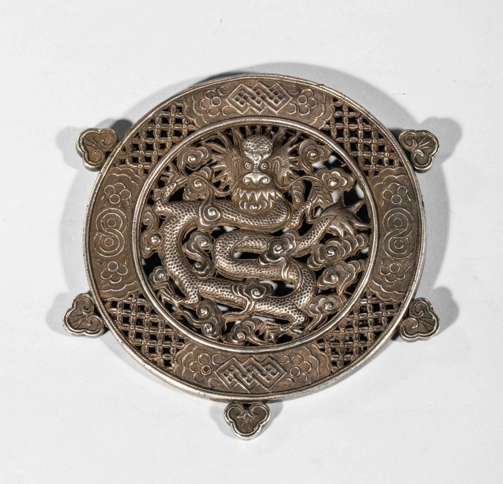 Médaillon circulaire finement ciselé d’un dragon impérial à cinq griffes, figuré lové et flottant - Bild 2 aus 2