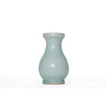 Petit vase balustre « Hutian » en fin grès porcelaineux à couverte monochrome céladon nuancé