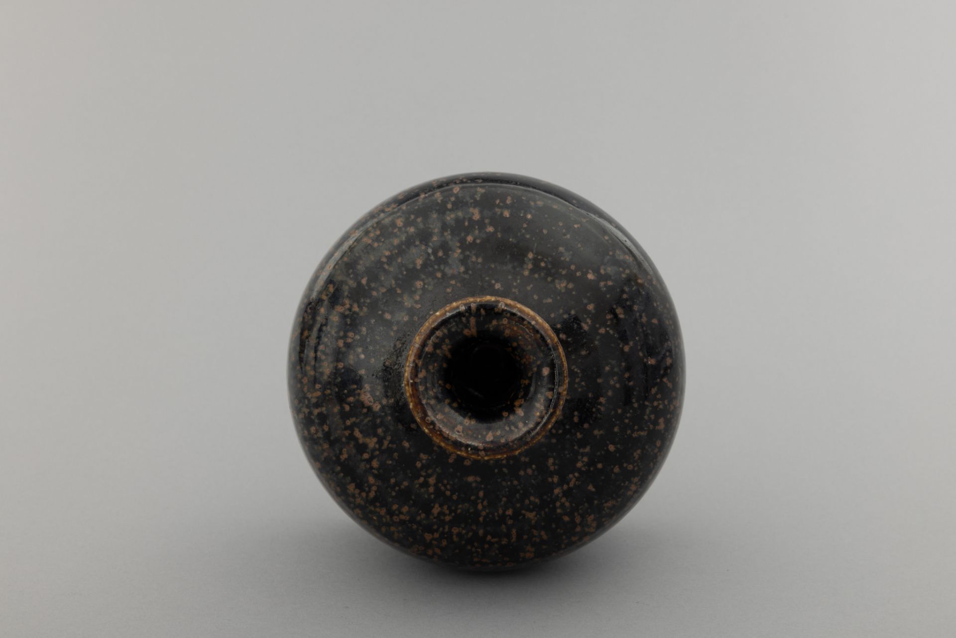 Flacon à large panse, épaulement arrondi, petit col évasé en porcelaine à glaçure monochrome noire - Bild 4 aus 7