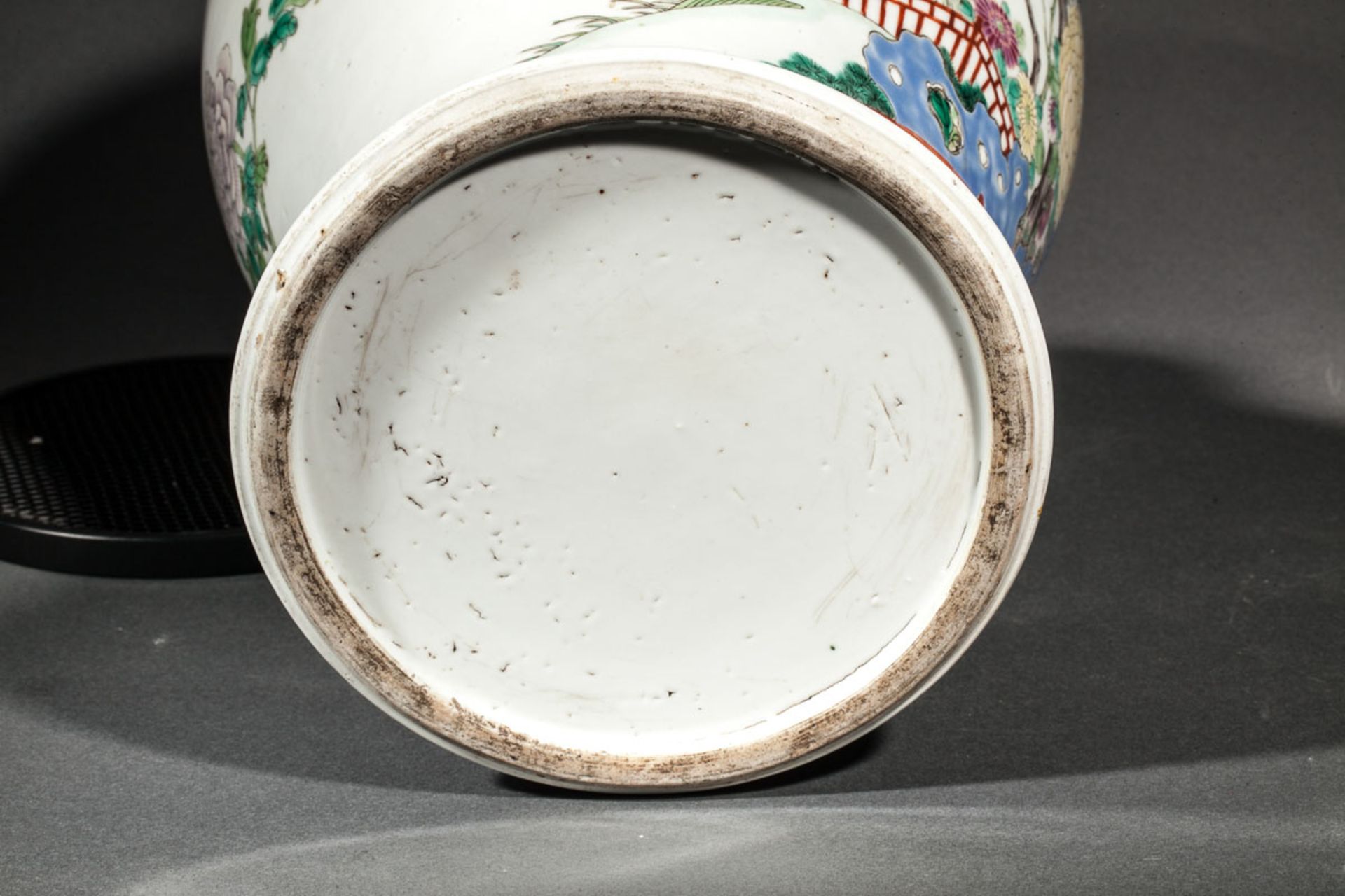 Potiche en porcelaine de la famille rose décoré en émaux polychromes sur la couverte de bosquets - Bild 3 aus 4