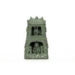 Modelé de Pagode en porcelaine du Longquan à deux étages habité de Kwanin et deux adorants en bas et