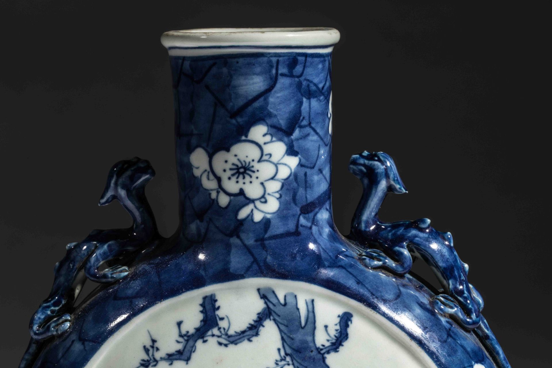 Vase gourde plate moulé à l'épaulement de deux dragons grimpants et décoré en réserve de personnages - Image 3 of 6