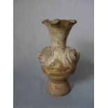 Vase sur haut pied conique à panse globulaire moulé de deux têtes de chimères, à haut col évasé en