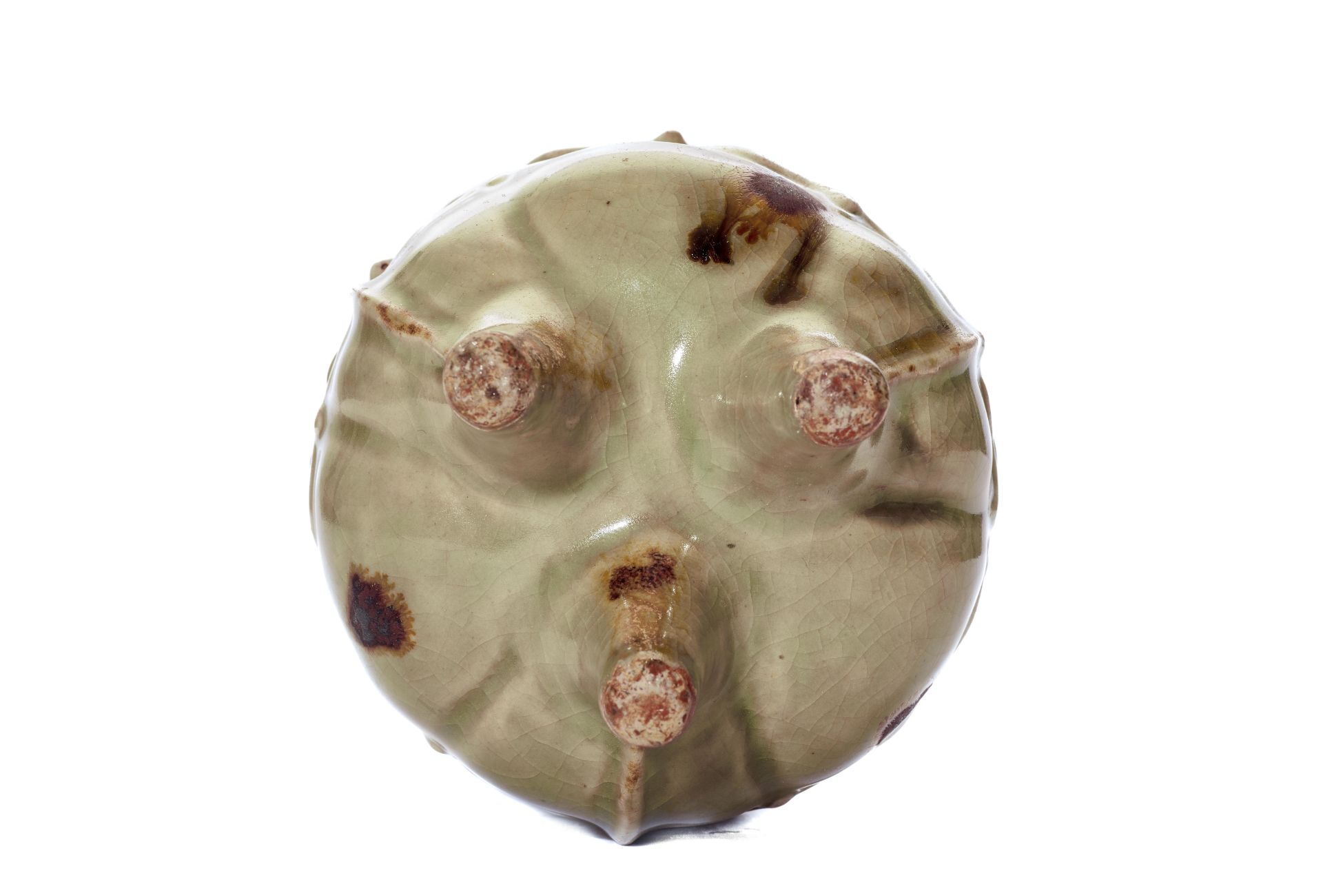 Brûle parfum tripode sur haut piètement en porcelaine du longquan à décor de godrons à la partie - Bild 5 aus 6