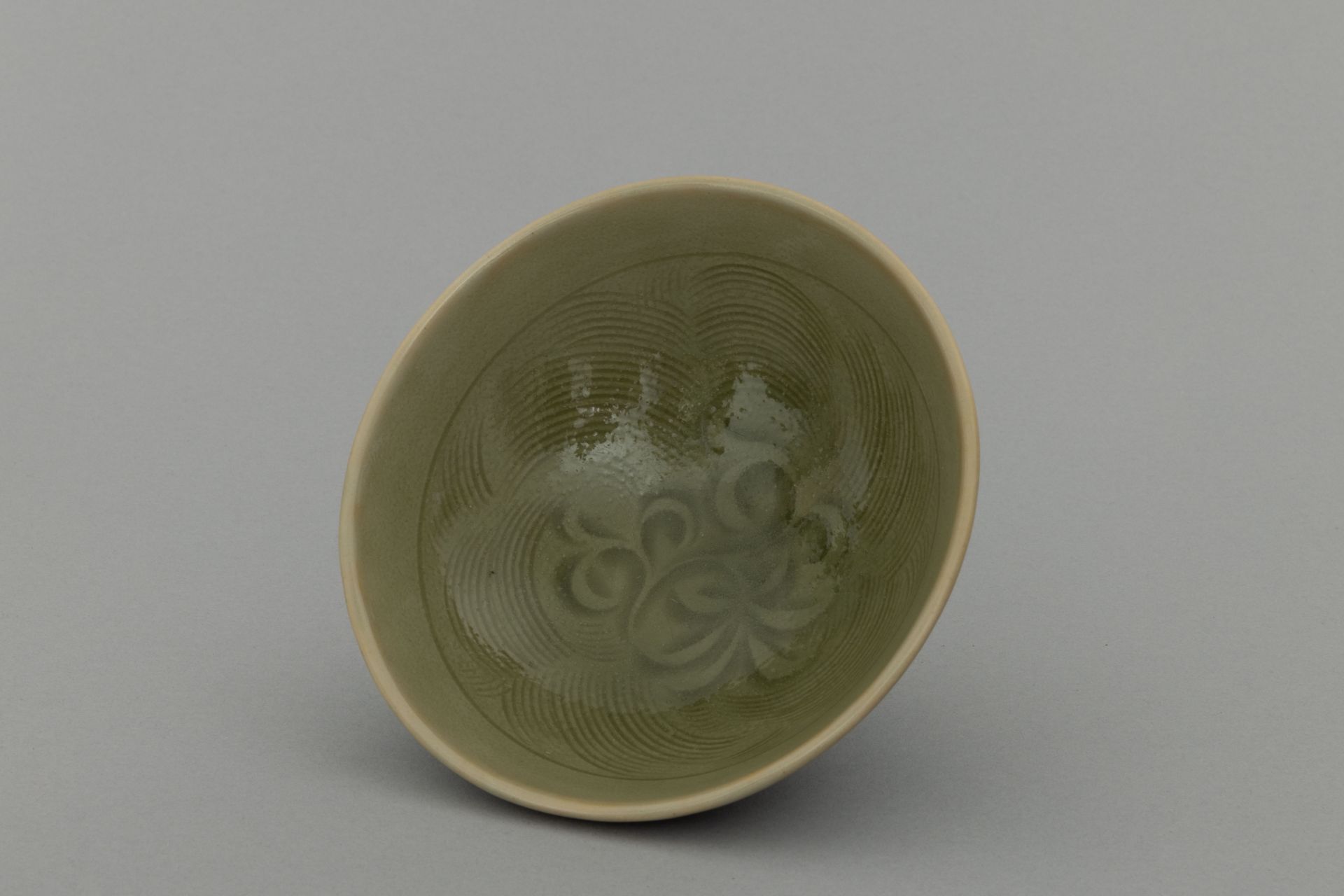 Coupe creuse « YaoZhou » en porcelaine vert céladon à décors intérieur « peigne » et floral au - Image 3 of 7