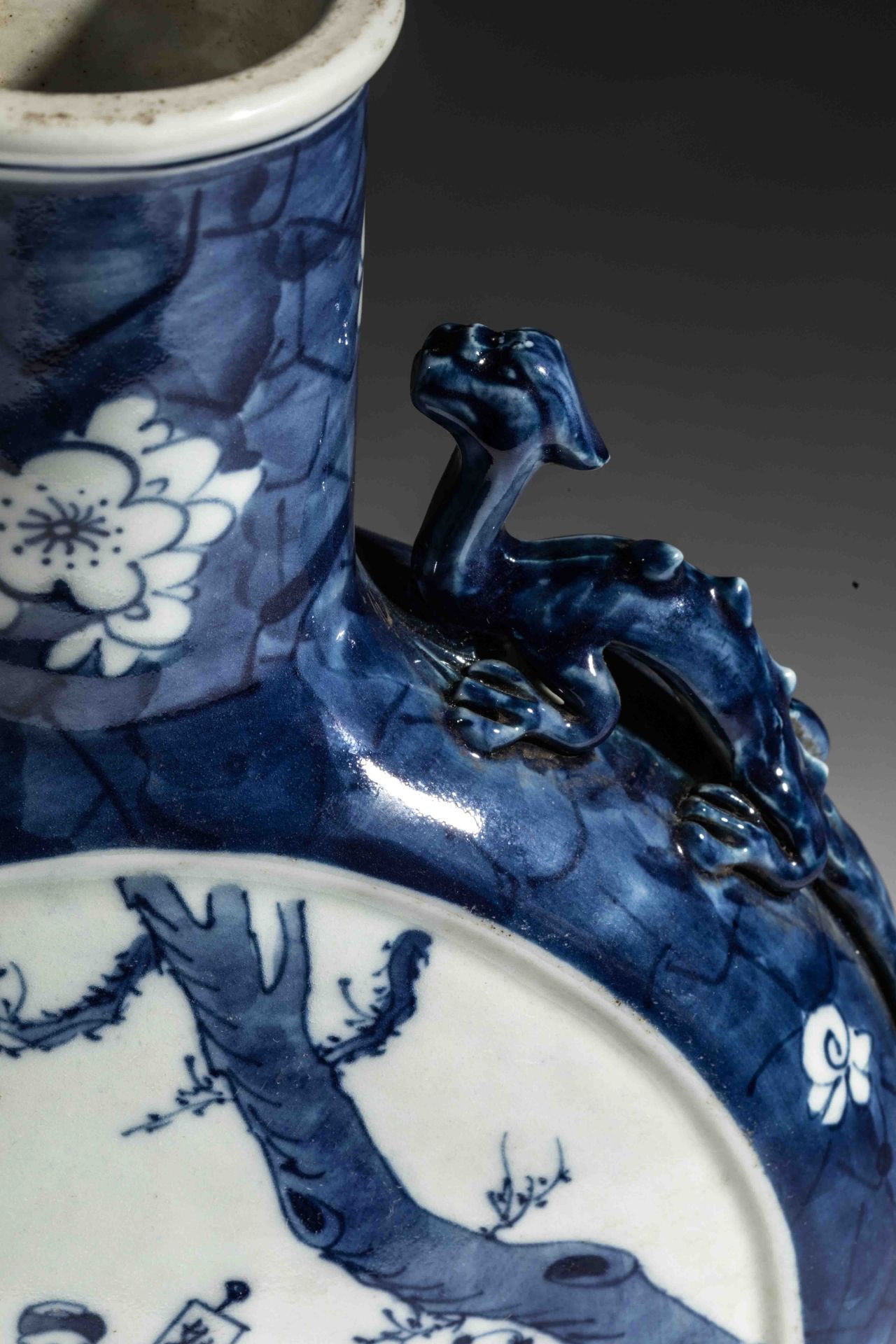 Vase gourde plate moulé à l'épaulement de deux dragons grimpants et décoré en réserve de personnages - Image 5 of 6