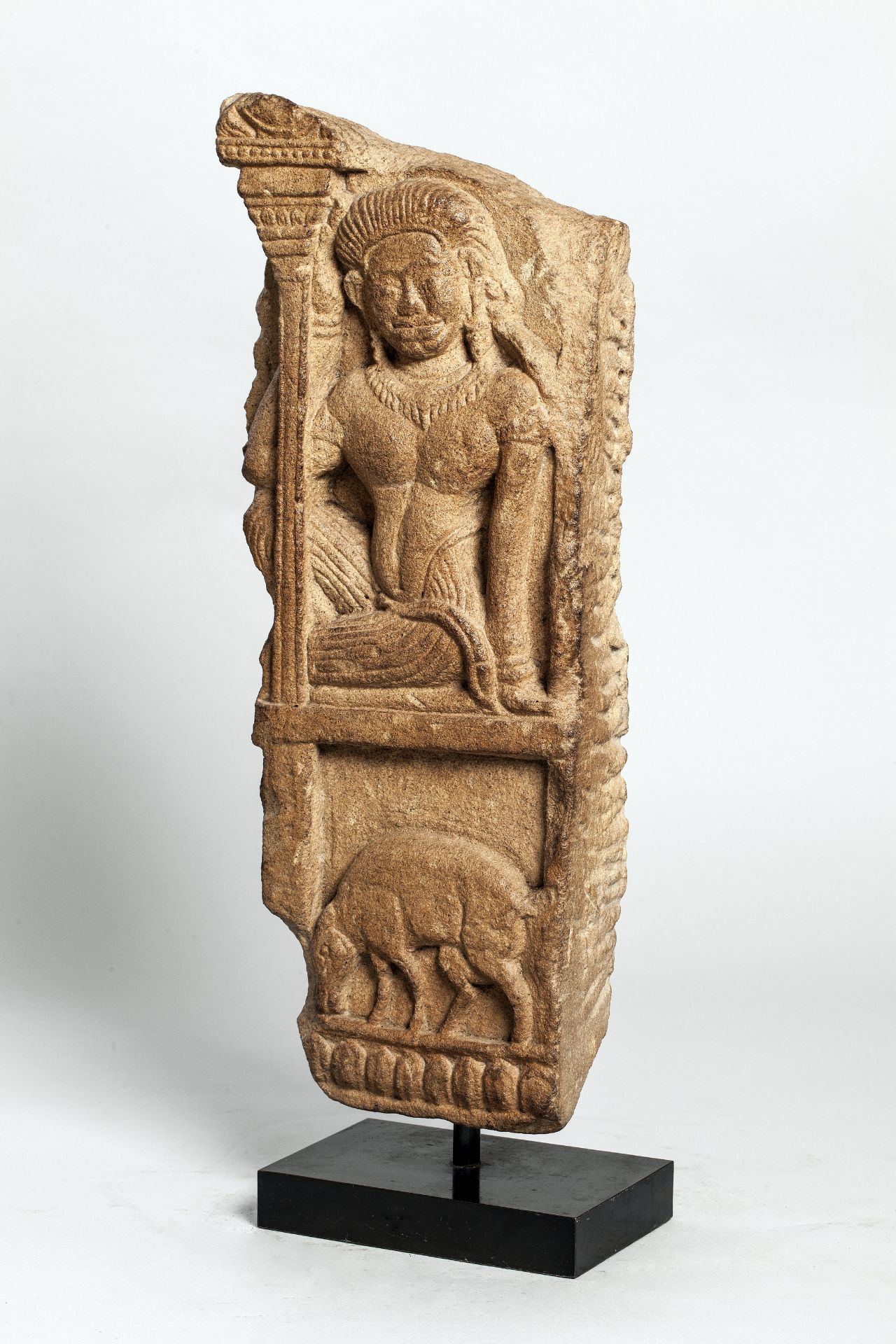 Partie de frise de linteau de sanctuaire illustrée d'une devata assise et en dessous un animal