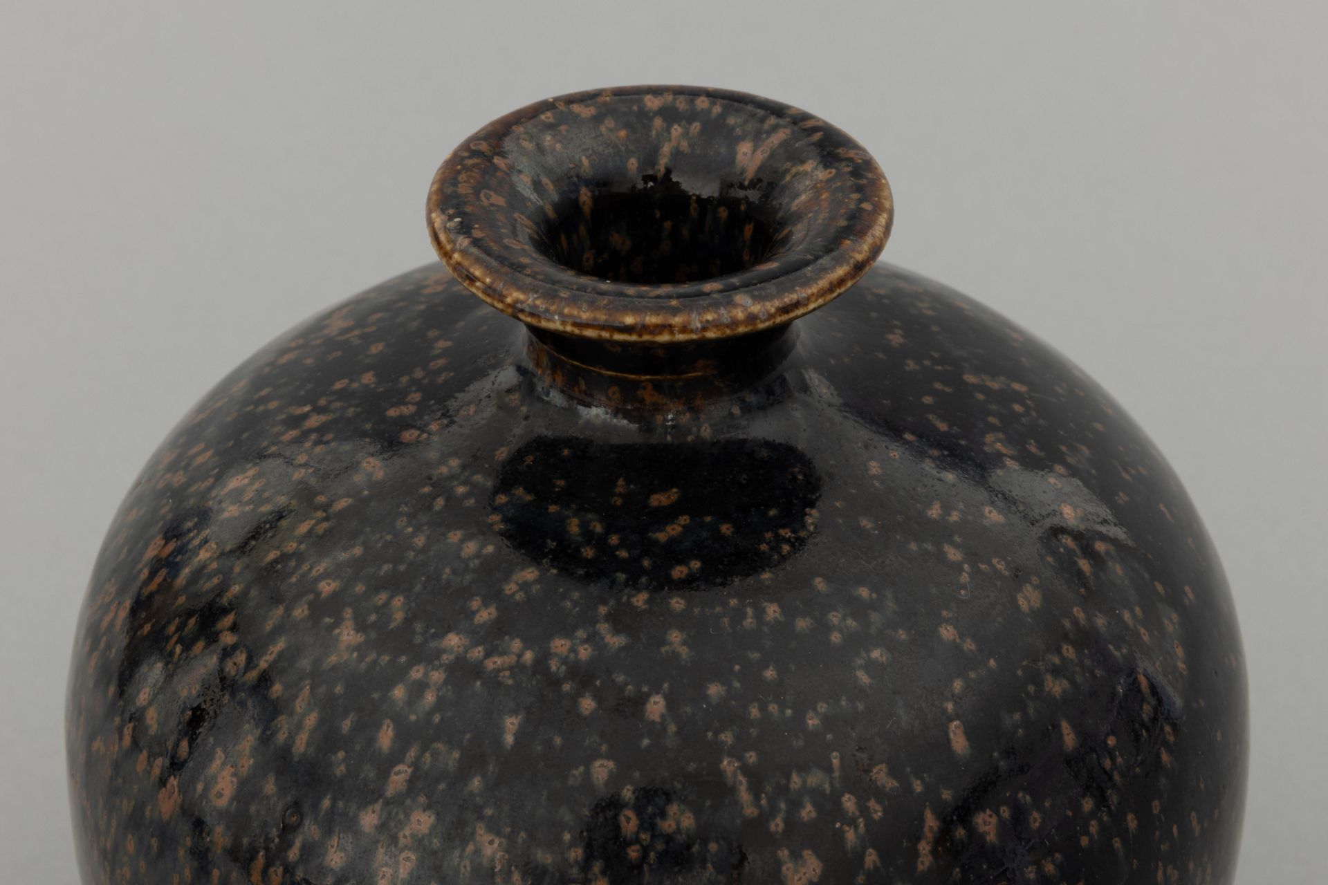 Flacon à large panse, épaulement arrondi, petit col évasé en porcelaine à glaçure monochrome noire - Bild 3 aus 7