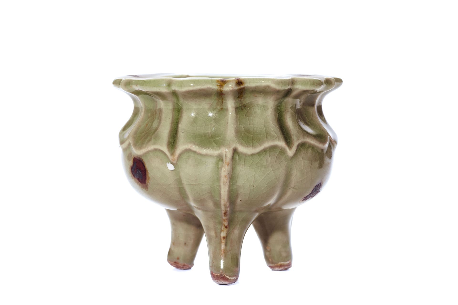 Brûle parfum tripode sur haut piètement en porcelaine du longquan à décor de godrons à la partie