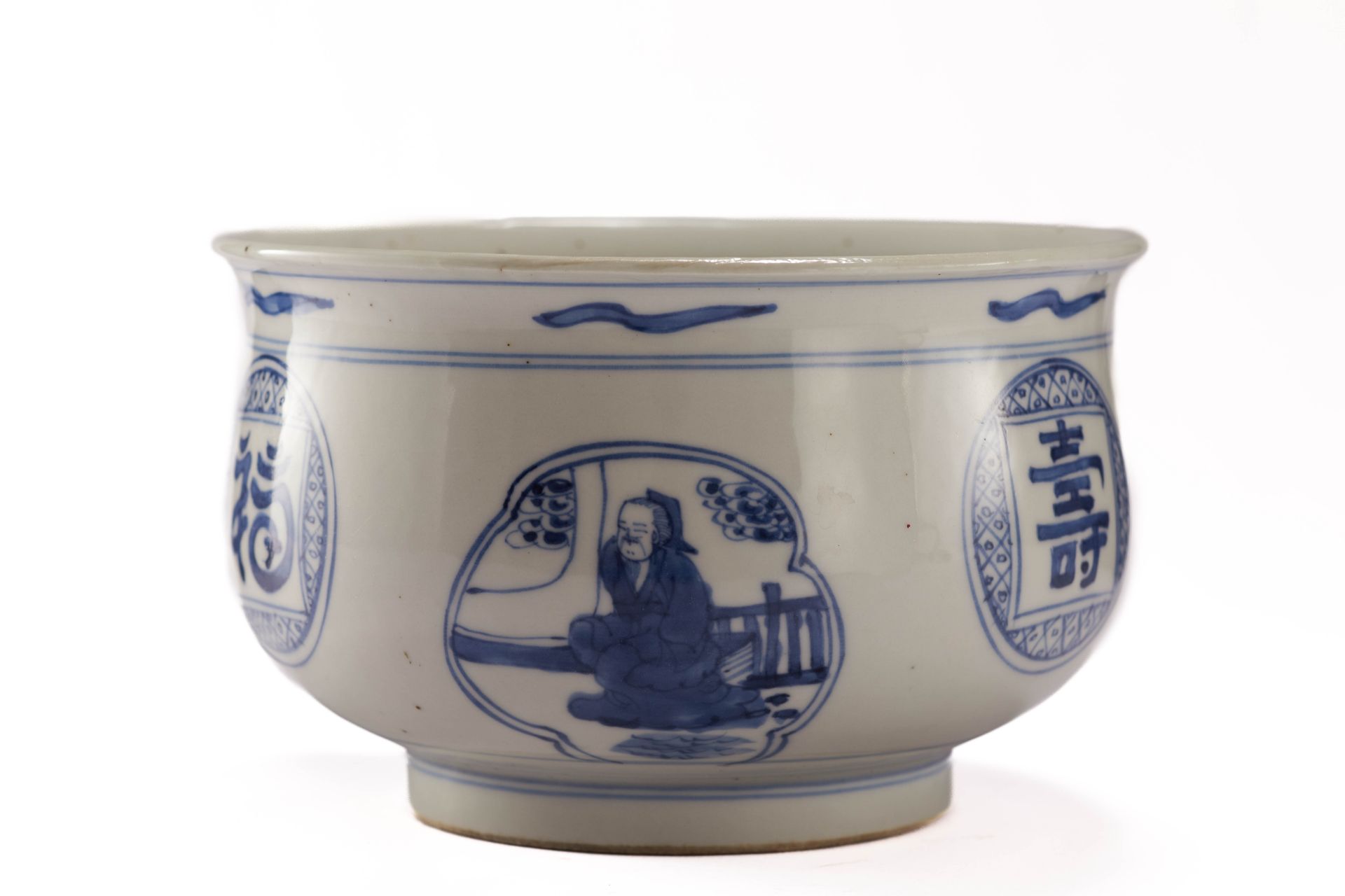 Brûle parfum en porcelaine blanche décoré en bleu cobalt sous couverte de sages taoïstes et