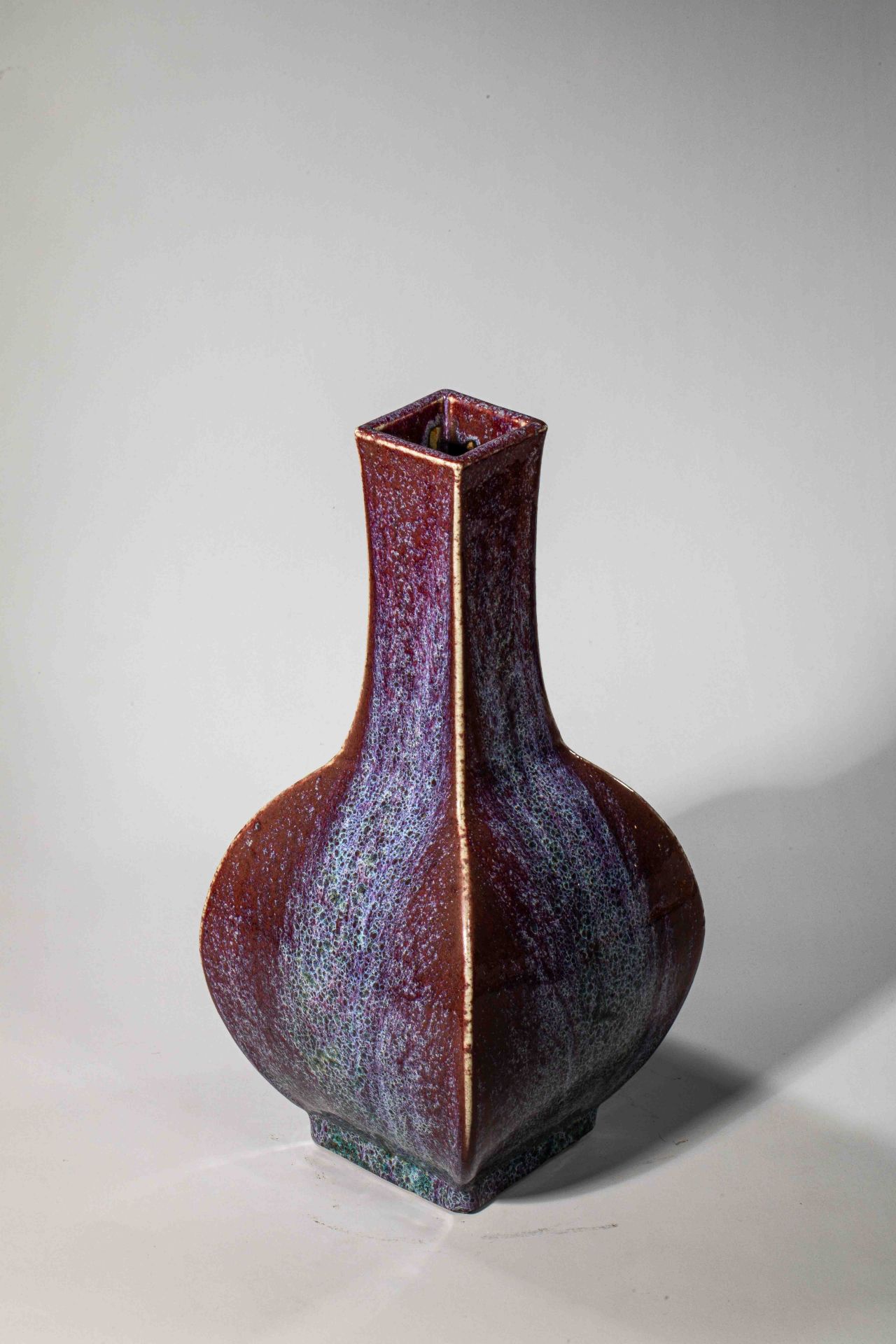 Vase quadrangulaire à glaçure flammée sang de bœuf à reflet bleuté Chine Fin de la dynastie des Qing
