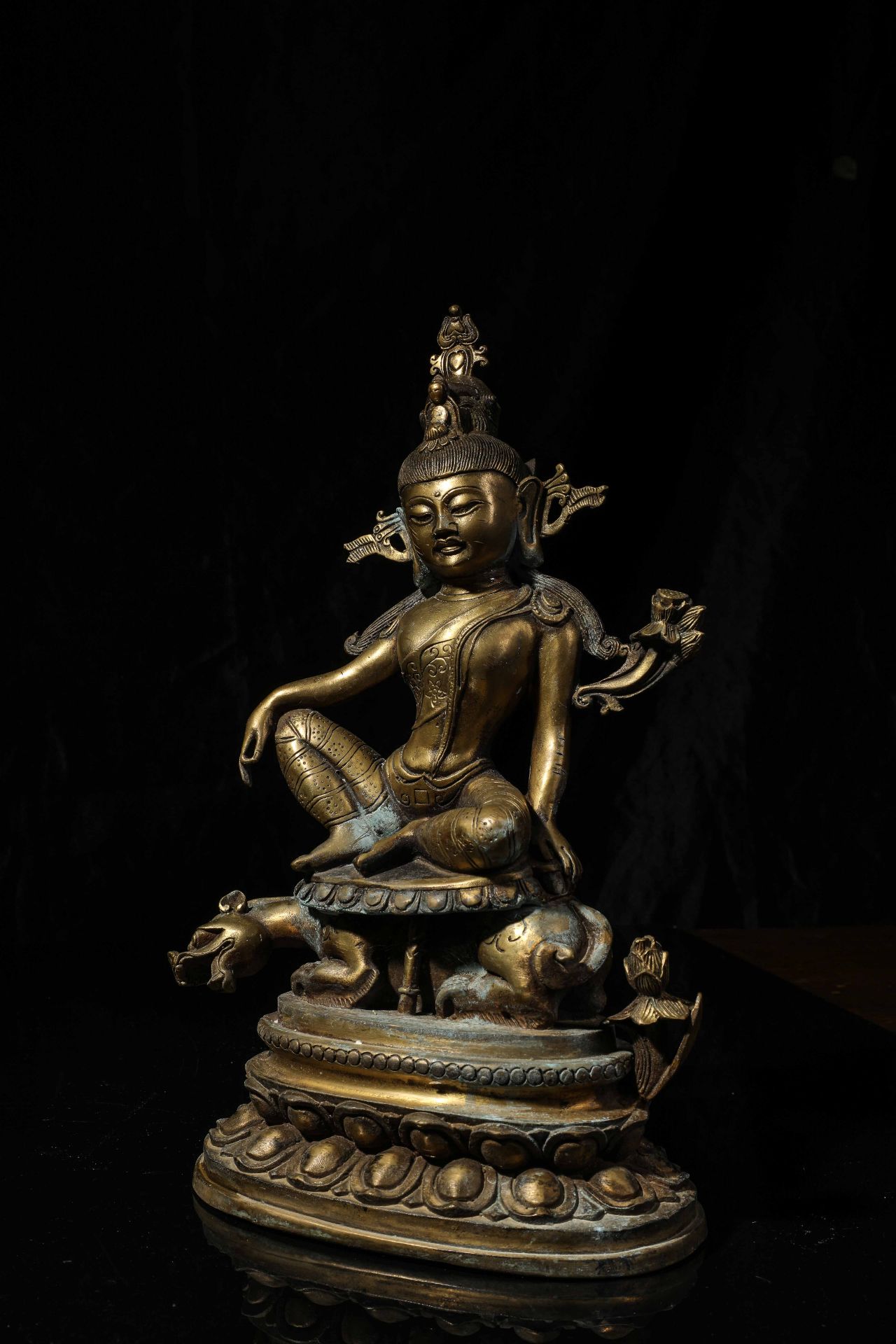 Lokeshvara sous la forme de Padmapani, tenant la tige de lotus grimpant de sa main droite, paré de - Bild 2 aus 9
