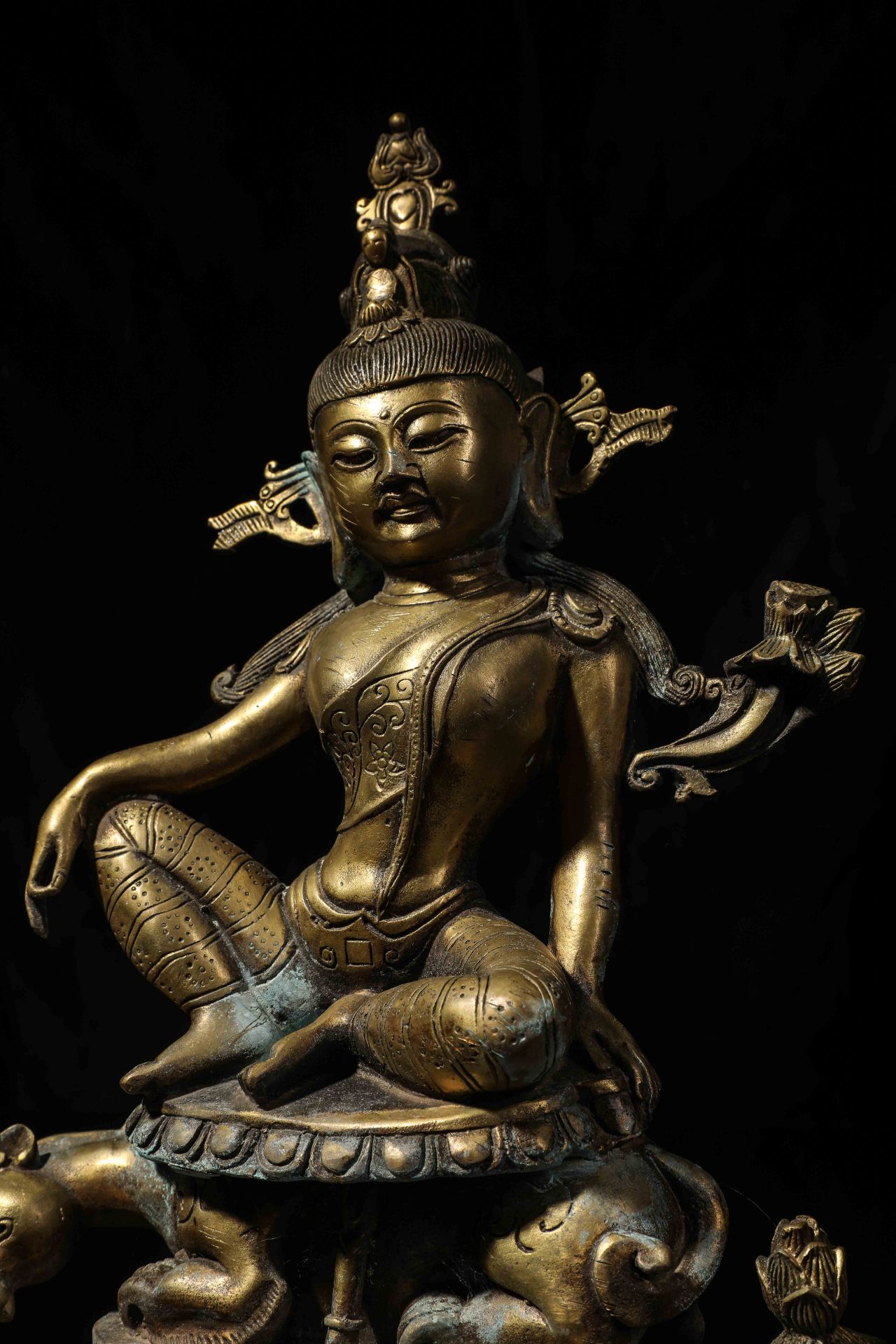 Lokeshvara sous la forme de Padmapani, tenant la tige de lotus grimpant de sa main droite, paré de - Bild 8 aus 9