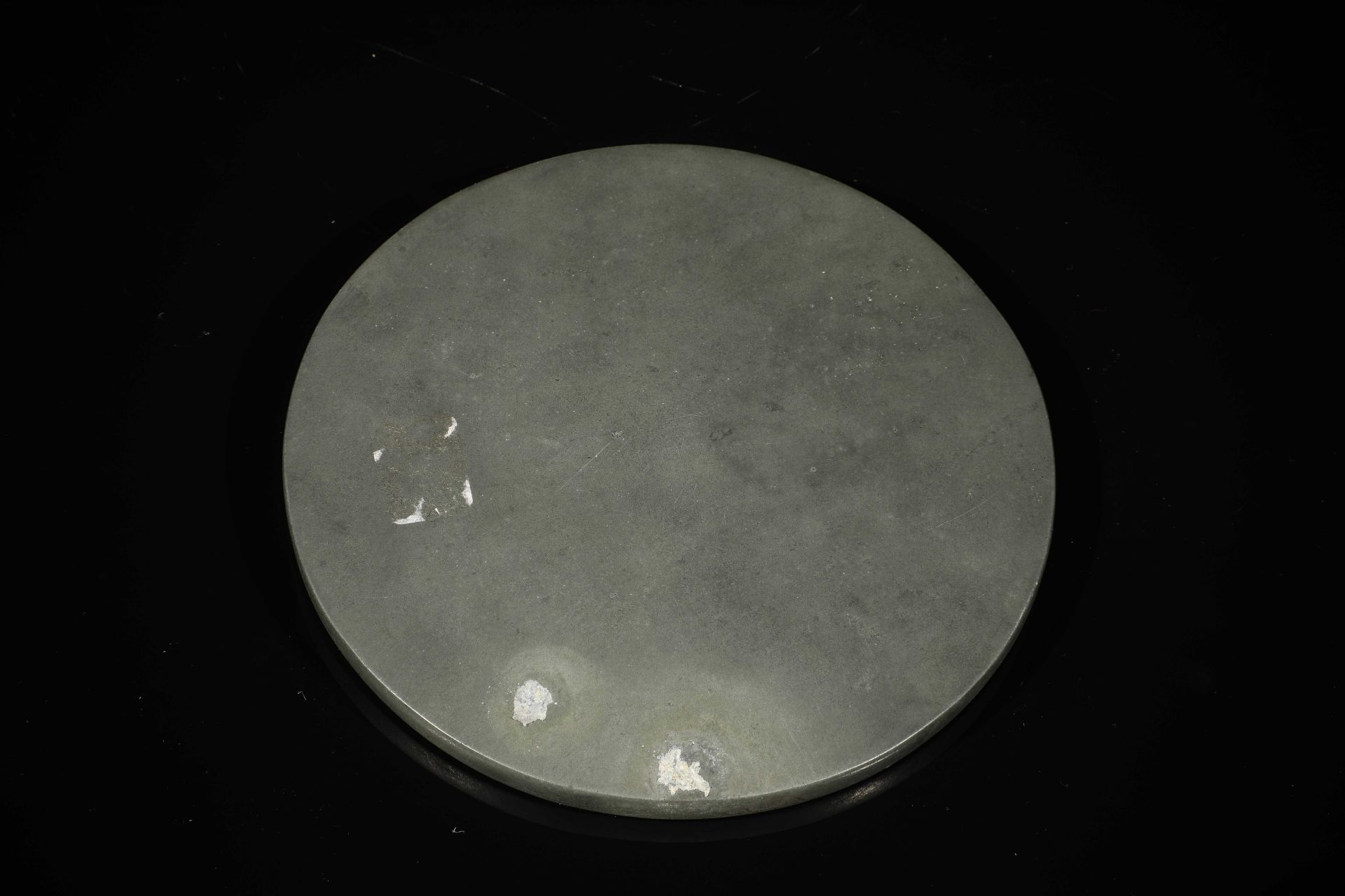 Miroir circulaire finement ciselé de rinceaux et motifs géométriques serti d'une bossette centrale - Image 4 of 5