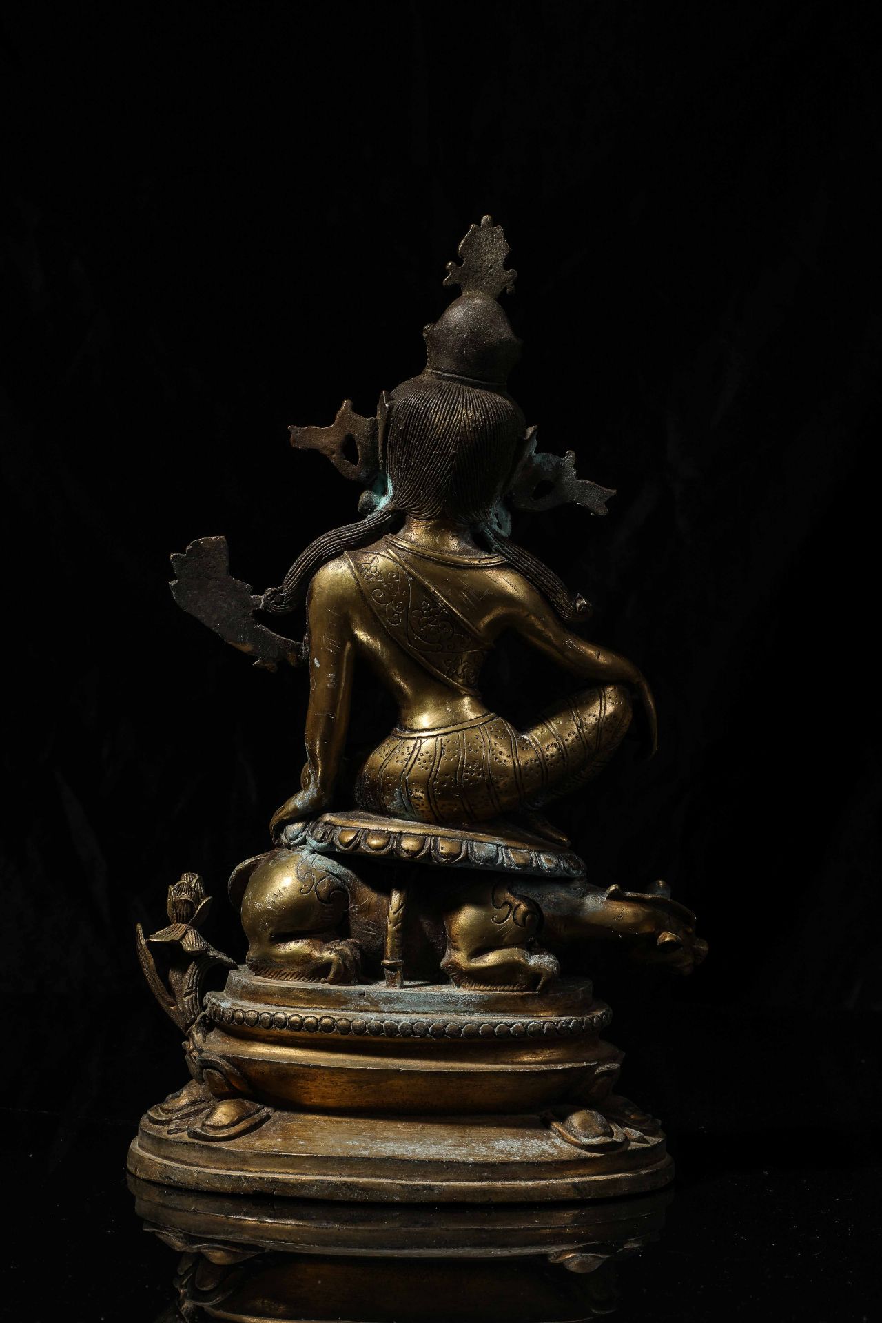 Lokeshvara sous la forme de Padmapani, tenant la tige de lotus grimpant de sa main droite, paré de - Bild 7 aus 9