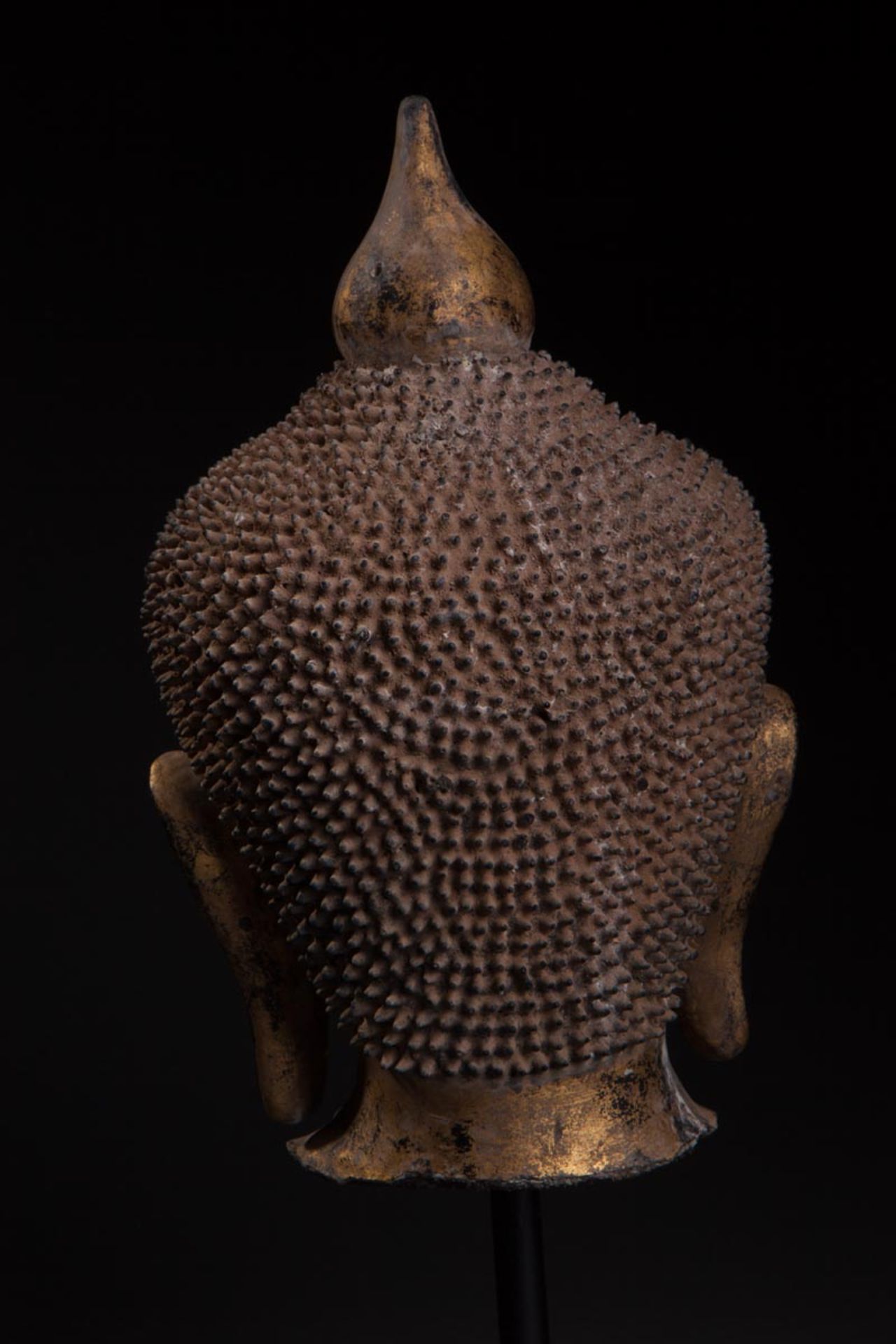 Tête de Buddha à l'expression sereine, la coiffure hérissée de bouclettes surmontée d'un rasmi - Bild 4 aus 4
