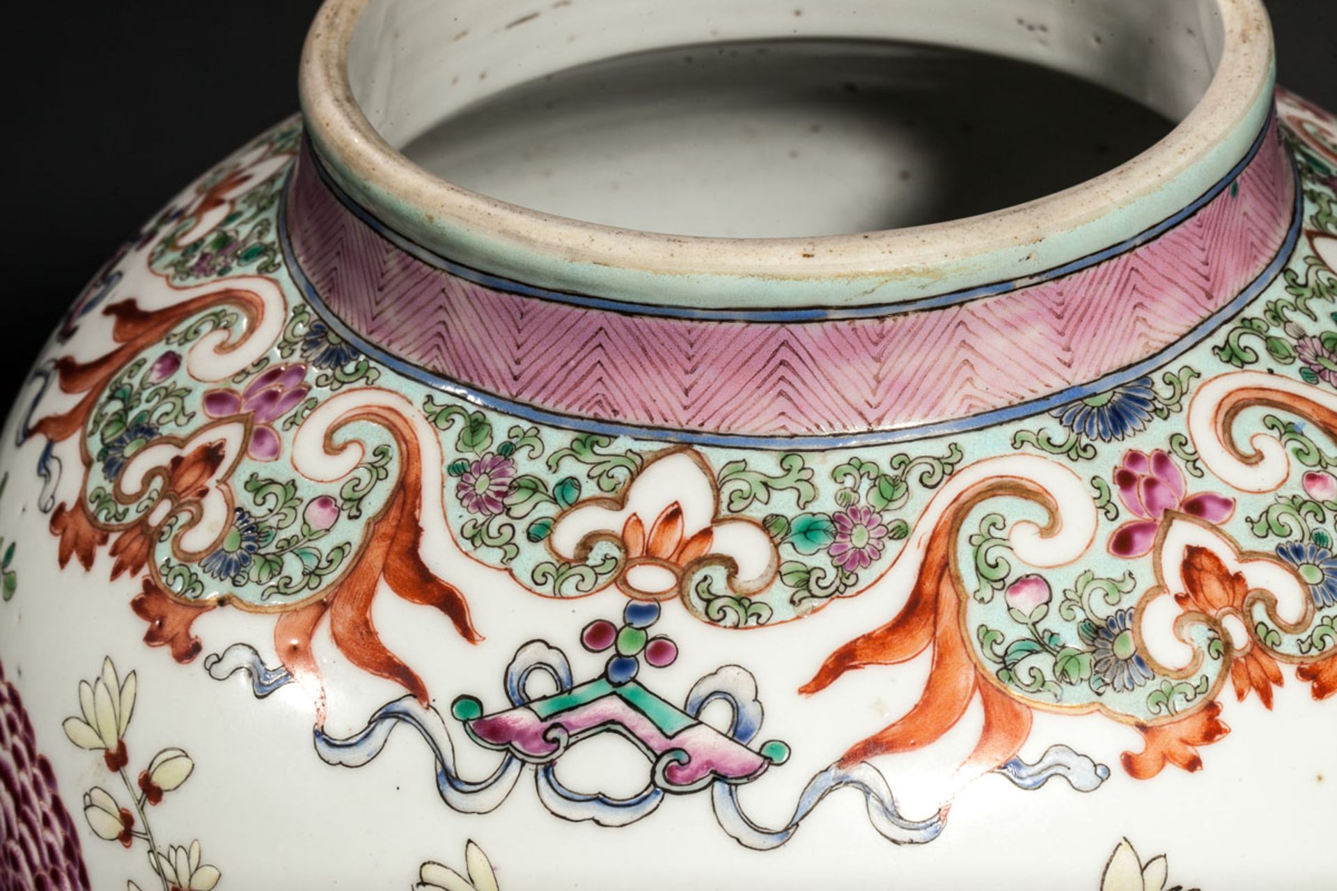 Potiche en porcelaine de la famille rose décoré en émaux polychromes sur la couverte de bosquets - Bild 4 aus 4