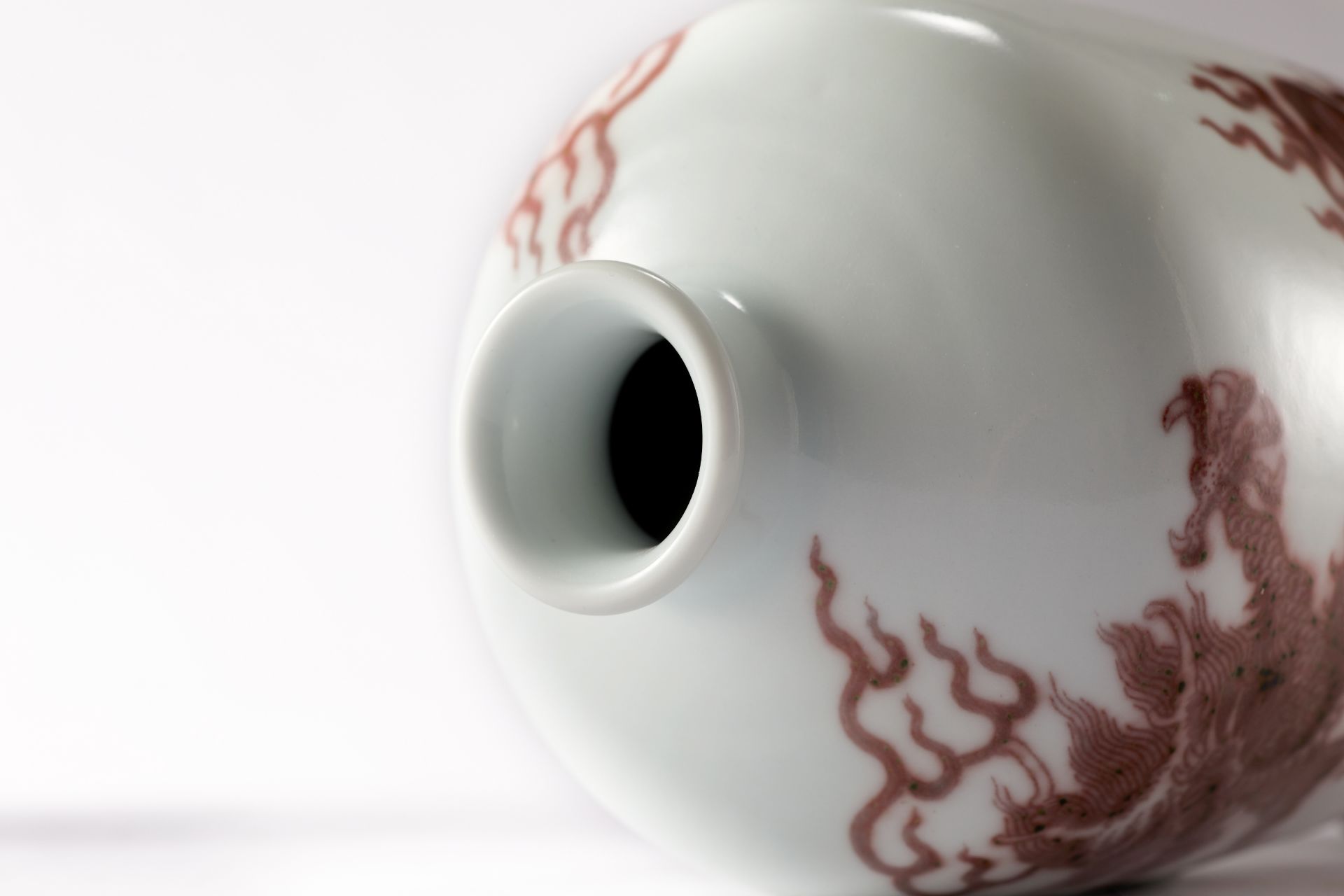 Vase à col étroit en porcelaine blanche décoré en rouge de fer sous couverte de deux dragons - Image 3 of 3