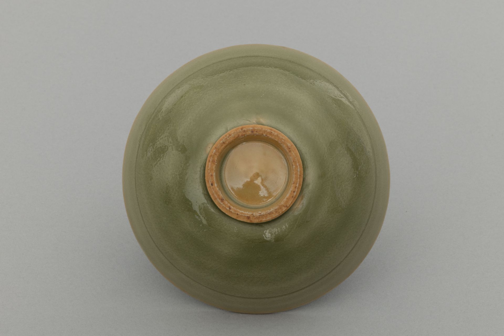 Coupe creuse « YaoZhou » en porcelaine vert céladon à décors intérieur « peigne » et floral au - Image 5 of 7