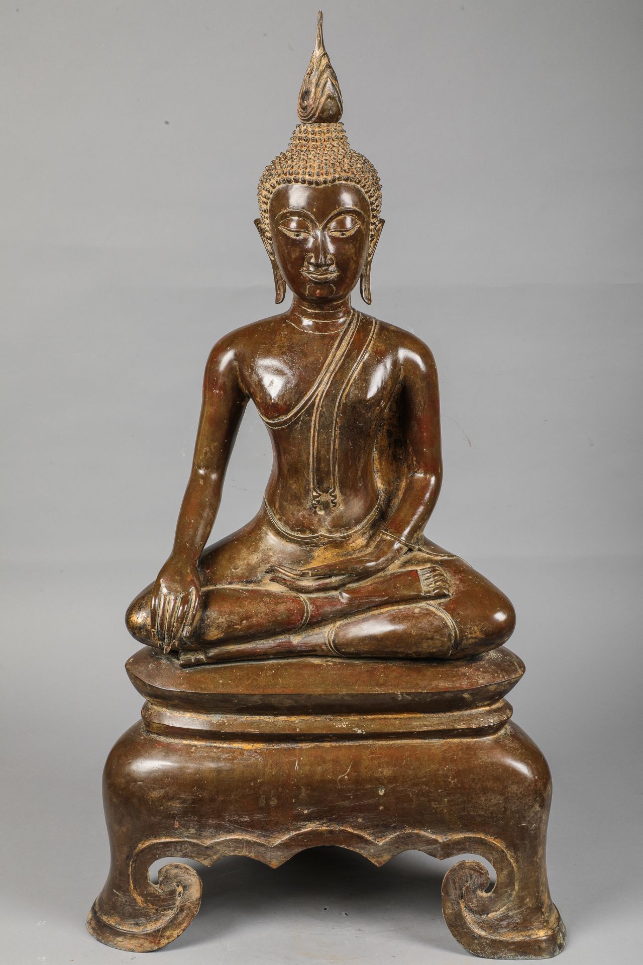 Buddha Maravijaya assis sur un haut socle tripode, en Dyana Asana , la main droite en Bhumisparsha - Bild 2 aus 4