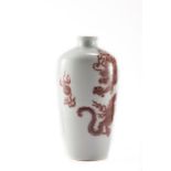 Vase à col étroit en porcelaine blanche décoré en rouge de fer sous couverte de deux dragons